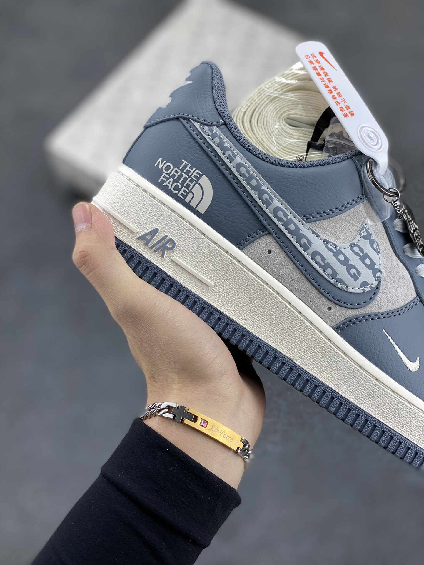 图片[6]-NIke Air Force 1 \’07 Low “北面联名–CDG双勾”空军一号 低帮 运动鞋 休闲鞋 折边针车 工艺难度大 原楦头原纸板 原装鞋盒 定制五金配件 内置全掌气垫 原厂鞋底 货号：DM6688-051 尺码：36 36.5 37.5 38 38.5 39 40 40.5 41 42 42.5 43 44 44.5 45-选品中心