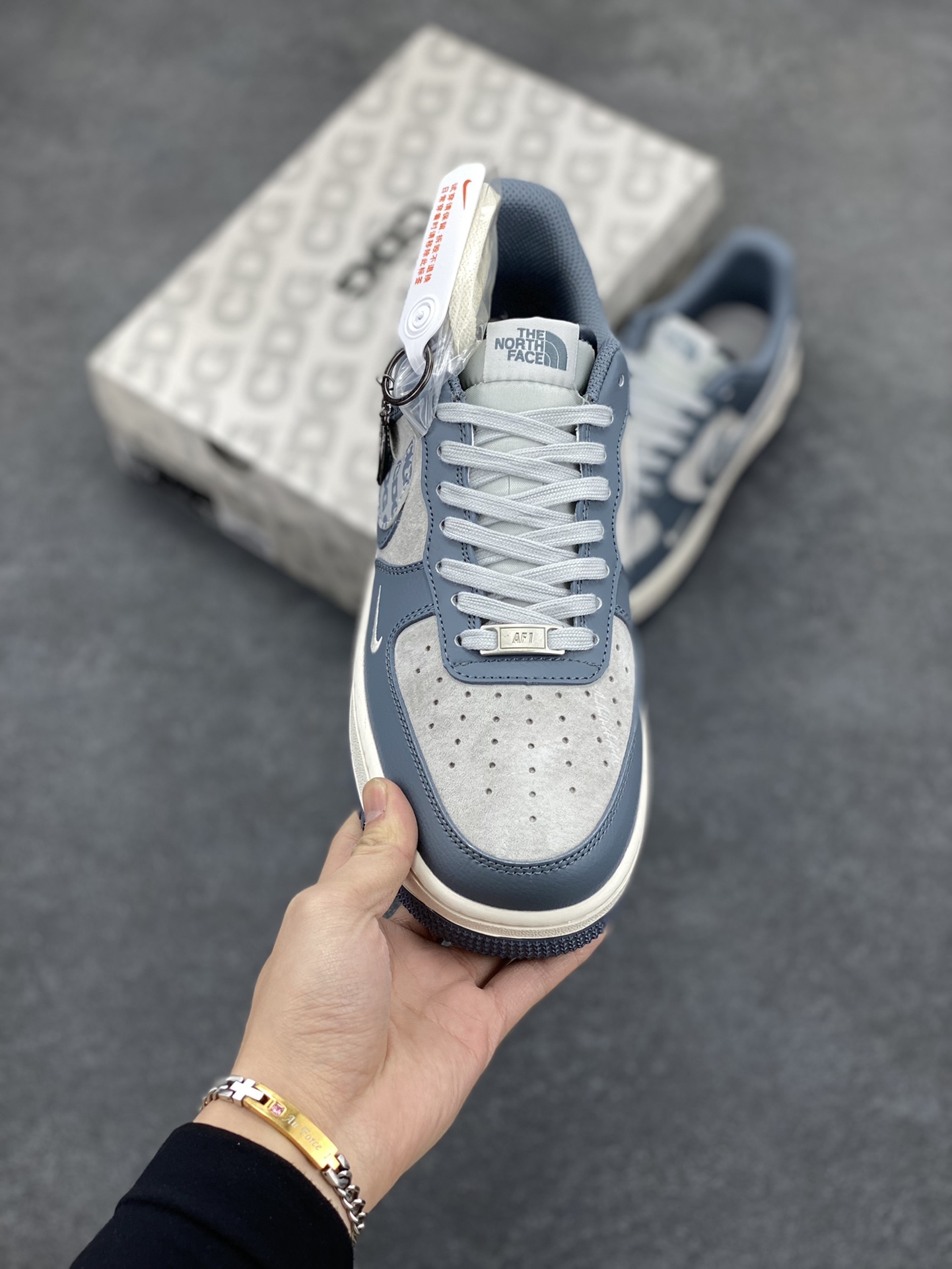 图片[2]-NIke Air Force 1 \’07 Low “北面联名–CDG双勾”空军一号 低帮 运动鞋 休闲鞋 折边针车 工艺难度大 原楦头原纸板 原装鞋盒 定制五金配件 内置全掌气垫 原厂鞋底 货号：DM6688-051 尺码：36 36.5 37.5 38 38.5 39 40 40.5 41 42 42.5 43 44 44.5 45-选品中心