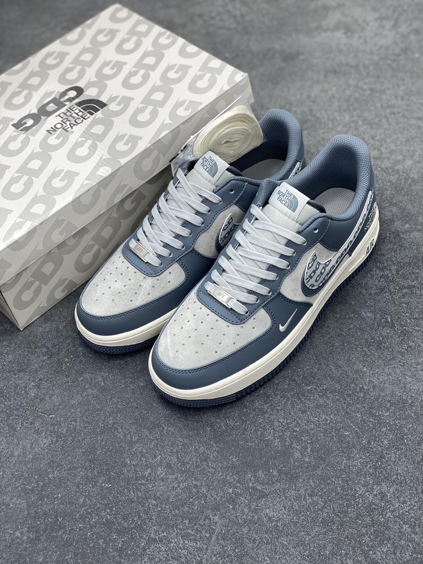 图片[8]-NIke Air Force 1 \’07 Low “北面联名–CDG双勾”空军一号 低帮 运动鞋 休闲鞋 折边针车 工艺难度大 原楦头原纸板 原装鞋盒 定制五金配件 内置全掌气垫 原厂鞋底 货号：DM6688-051 尺码：36 36.5 37.5 38 38.5 39 40 40.5 41 42 42.5 43 44 44.5 45-选品中心