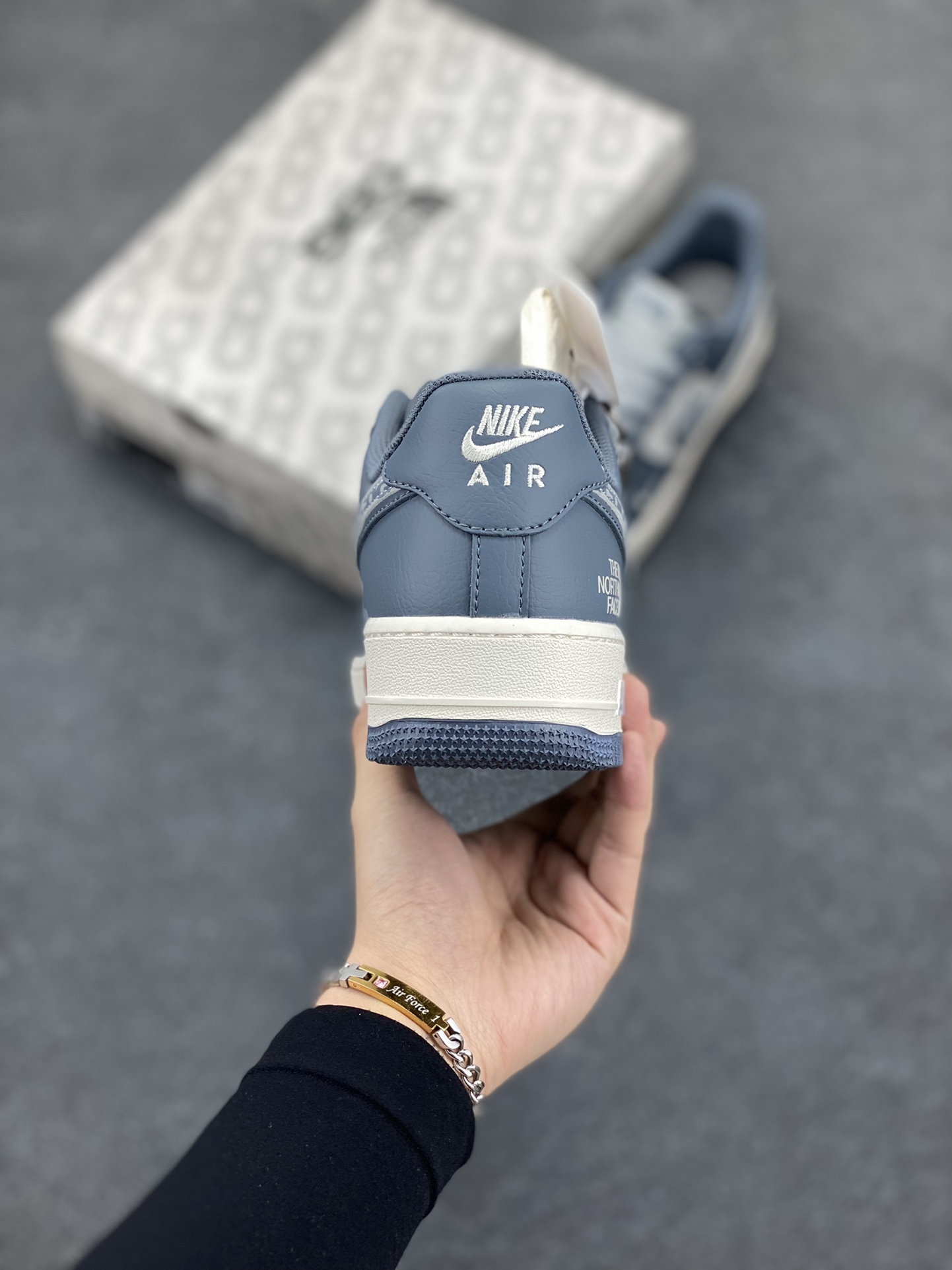 图片[4]-NIke Air Force 1 \’07 Low “北面联名–CDG双勾”空军一号 低帮 运动鞋 休闲鞋 折边针车 工艺难度大 原楦头原纸板 原装鞋盒 定制五金配件 内置全掌气垫 原厂鞋底 货号：DM6688-051 尺码：36 36.5 37.5 38 38.5 39 40 40.5 41 42 42.5 43 44 44.5 45-选品中心