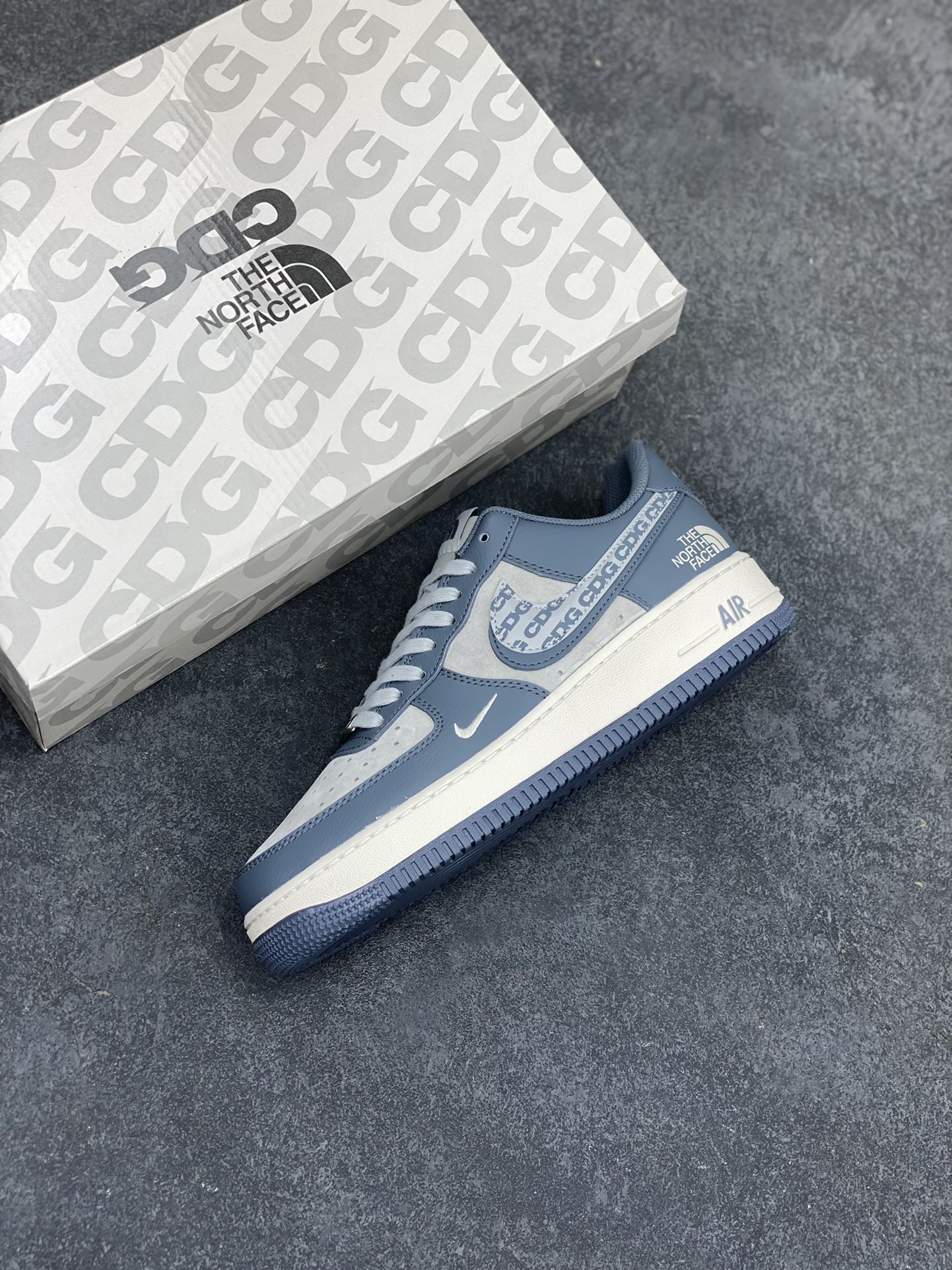 图片[7]-NIke Air Force 1 \’07 Low “北面联名–CDG双勾”空军一号 低帮 运动鞋 休闲鞋 折边针车 工艺难度大 原楦头原纸板 原装鞋盒 定制五金配件 内置全掌气垫 原厂鞋底 货号：DM6688-051 尺码：36 36.5 37.5 38 38.5 39 40 40.5 41 42 42.5 43 44 44.5 45-选品中心