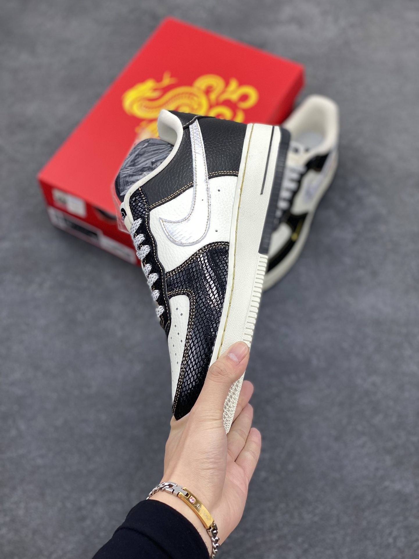 图片[3]-Nk Air Force 1‘07 Low 斯图西联名蛇年限定 黑白蛇双色 空军一号低帮休闲板鞋  #原楦头原纸板 原装鞋盒 定制五金配件 内置全掌气垫 原厂鞋底 货号：CH6336-520  尺码：36 36.5 37.5 38 38.5 39 40 40.5 41 42 42.5 43 44 44.5 45-选品中心