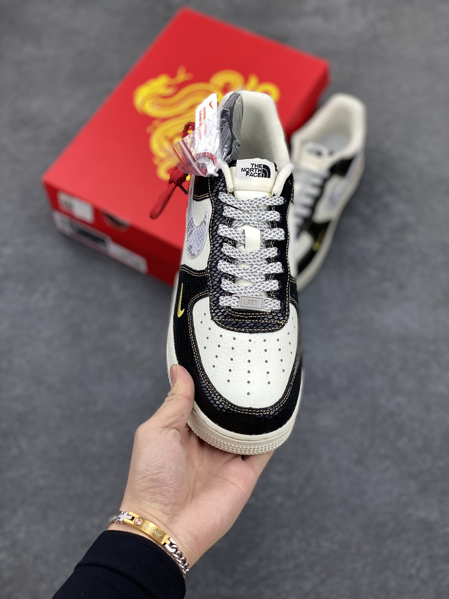 图片[2]-Nk Air Force 1‘07 Low 斯图西联名蛇年限定 黑白蛇双色 空军一号低帮休闲板鞋  #原楦头原纸板 原装鞋盒 定制五金配件 内置全掌气垫 原厂鞋底 货号：CH6336-520  尺码：36 36.5 37.5 38 38.5 39 40 40.5 41 42 42.5 43 44 44.5 45-选品中心
