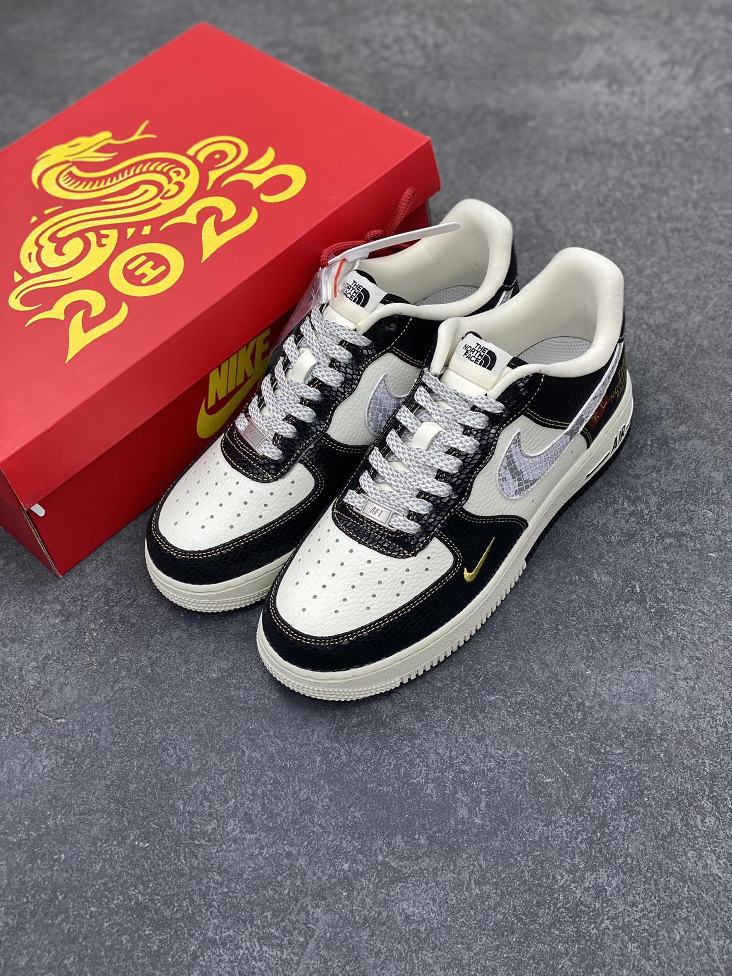 图片[8]-Nk Air Force 1‘07 Low 斯图西联名蛇年限定 黑白蛇双色 空军一号低帮休闲板鞋  #原楦头原纸板 原装鞋盒 定制五金配件 内置全掌气垫 原厂鞋底 货号：CH6336-520  尺码：36 36.5 37.5 38 38.5 39 40 40.5 41 42 42.5 43 44 44.5 45-选品中心
