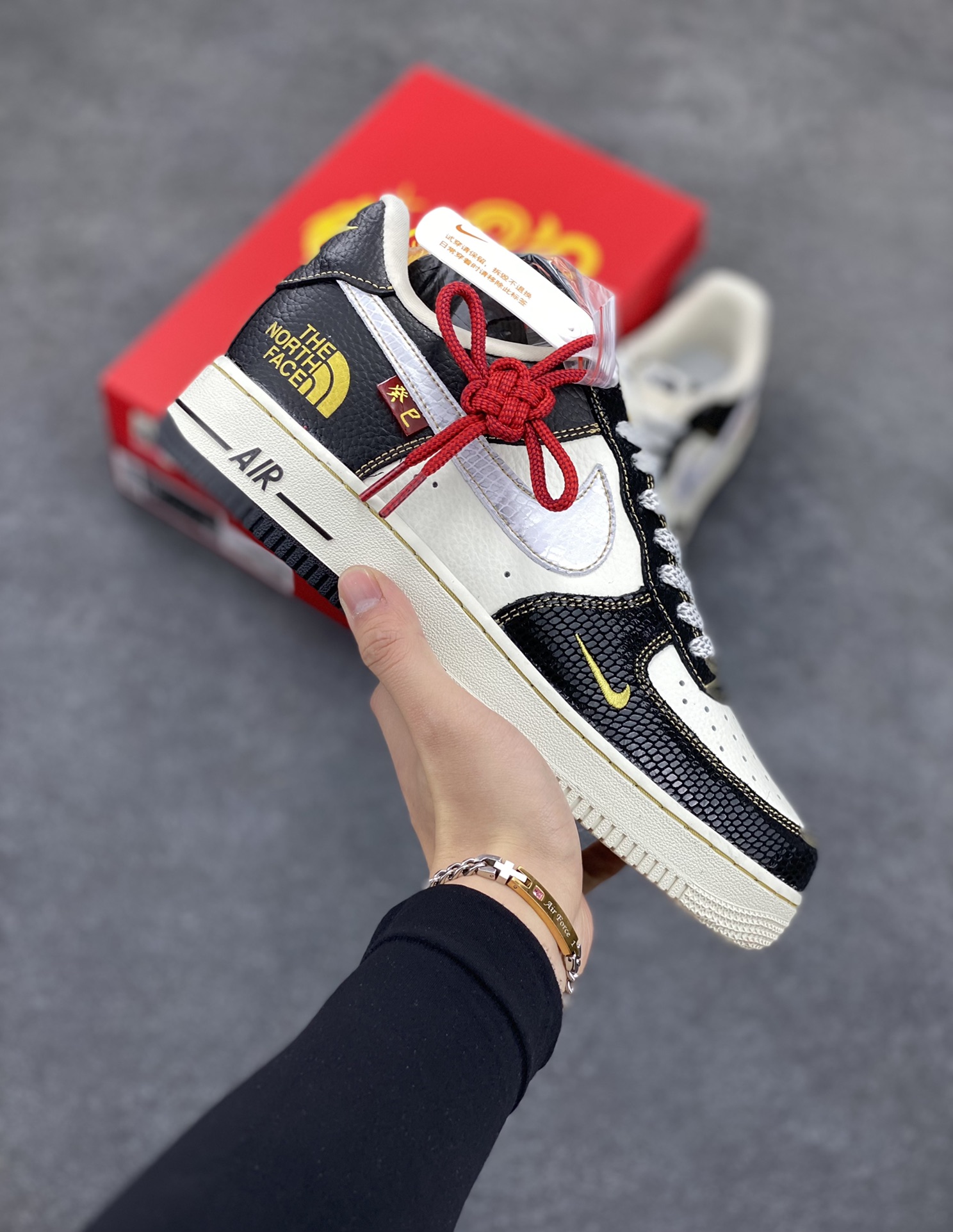 Nk Air Force 1‘07 Low 斯图西联名蛇年限定 黑白蛇双色 空军一号低帮休闲板鞋  #原楦头原纸板 原装鞋盒 定制五金配件 内置全掌气垫 原厂鞋底 货号：CH6336-520  尺码：36 36.5 37.5 38 38.5 39 40 40.5 41 42 42.5 43 44 44.5 45-选品中心