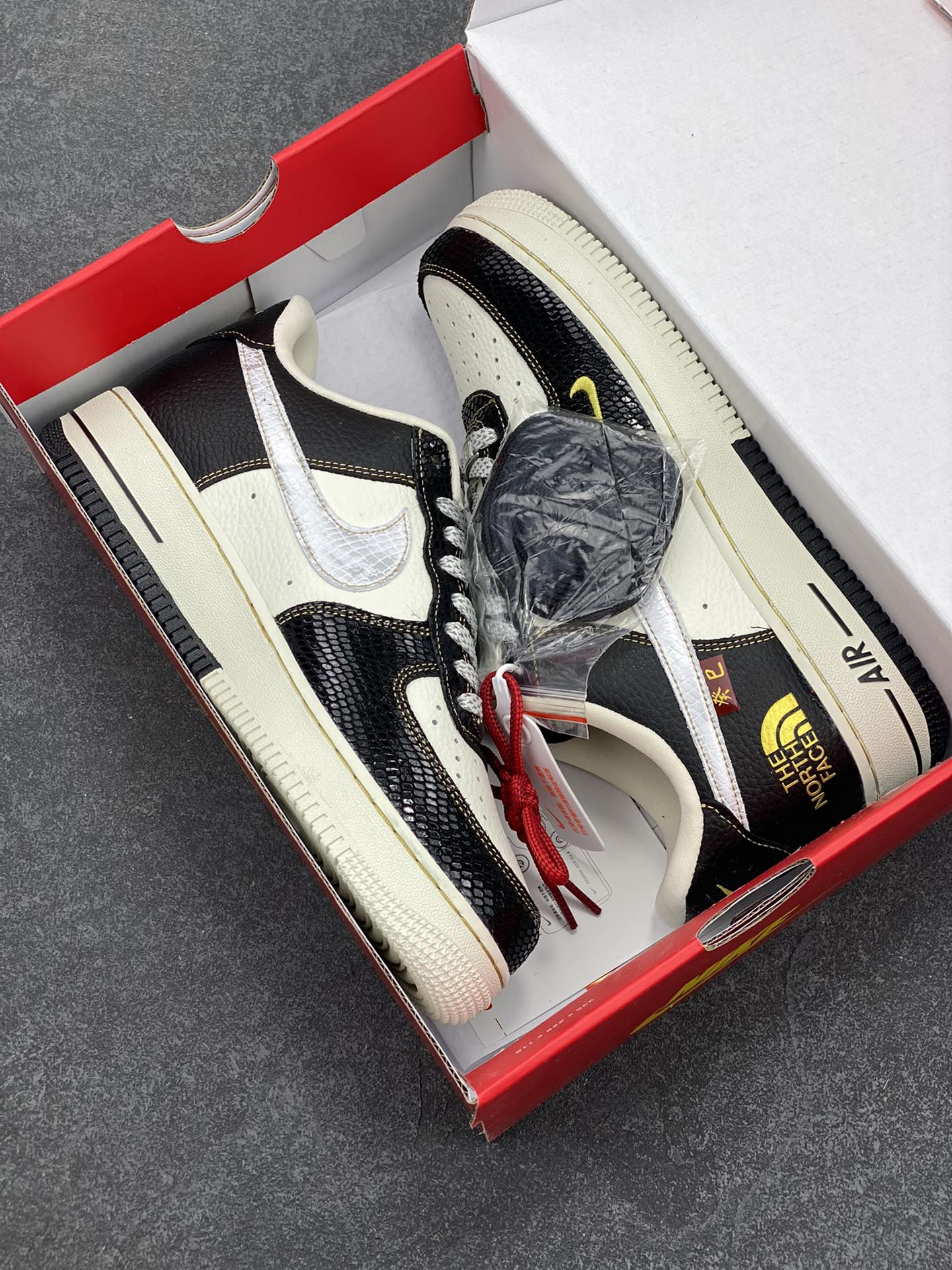 图片[9]-Nk Air Force 1‘07 Low 斯图西联名蛇年限定 黑白蛇双色 空军一号低帮休闲板鞋  #原楦头原纸板 原装鞋盒 定制五金配件 内置全掌气垫 原厂鞋底 货号：CH6336-520  尺码：36 36.5 37.5 38 38.5 39 40 40.5 41 42 42.5 43 44 44.5 45-选品中心