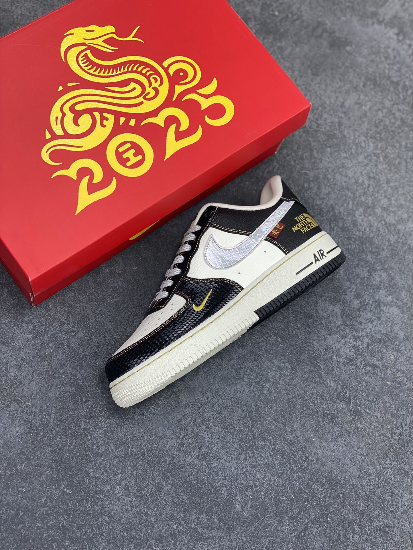 图片[7]-Nk Air Force 1‘07 Low 斯图西联名蛇年限定 黑白蛇双色 空军一号低帮休闲板鞋  #原楦头原纸板 原装鞋盒 定制五金配件 内置全掌气垫 原厂鞋底 货号：CH6336-520  尺码：36 36.5 37.5 38 38.5 39 40 40.5 41 42 42.5 43 44 44.5 45-选品中心