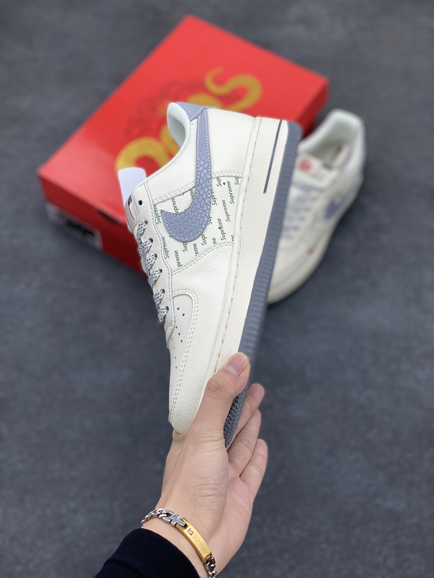 图片[3]-NIke Air Force 1 \’07 Low “Supreme联名蛇年限定——银蛇纹勾”空军一号 低帮 运动鞋 休闲鞋 折边针车 工艺难度大 原楦头原纸板 原装鞋盒 定制五金配件 内置全掌气垫 原厂鞋底 货号：XS1958-503 尺码：36 36.5 37.5 38 38.5 39 40 40.5 41 42 42.5 43 44 44.5 45-选品中心