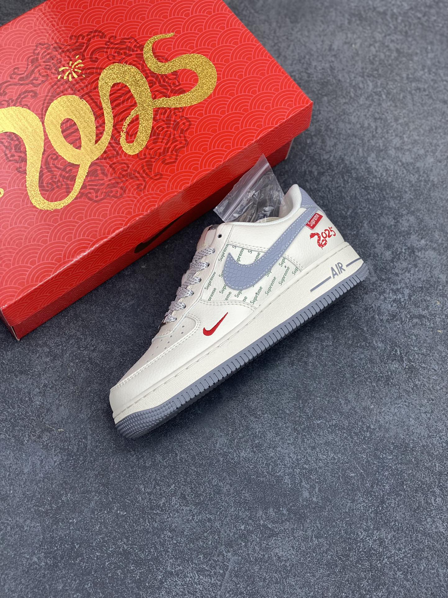 图片[7]-NIke Air Force 1 \’07 Low “Supreme联名蛇年限定——银蛇纹勾”空军一号 低帮 运动鞋 休闲鞋 折边针车 工艺难度大 原楦头原纸板 原装鞋盒 定制五金配件 内置全掌气垫 原厂鞋底 货号：XS1958-503 尺码：36 36.5 37.5 38 38.5 39 40 40.5 41 42 42.5 43 44 44.5 45-选品中心