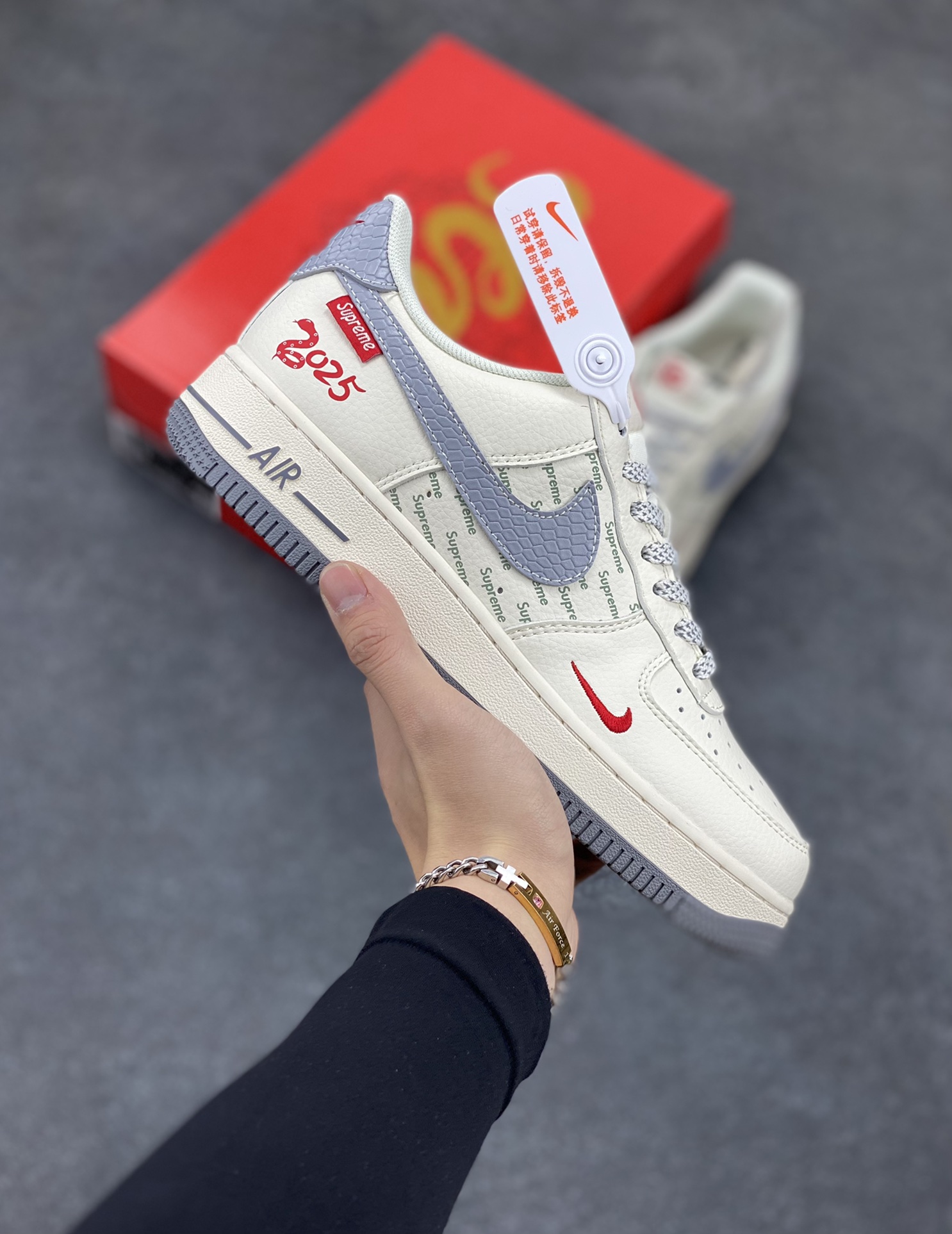NIke Air Force 1 \’07 Low “Supreme联名蛇年限定——银蛇纹勾”空军一号 低帮 运动鞋 休闲鞋 折边针车 工艺难度大 原楦头原纸板 原装鞋盒 定制五金配件 内置全掌气垫 原厂鞋底 货号:XS1958-503 尺码:36 36.5 37.5 38 38.5 39 40 40.5 41 42 42.5 43 44 44.5 45-选品中心