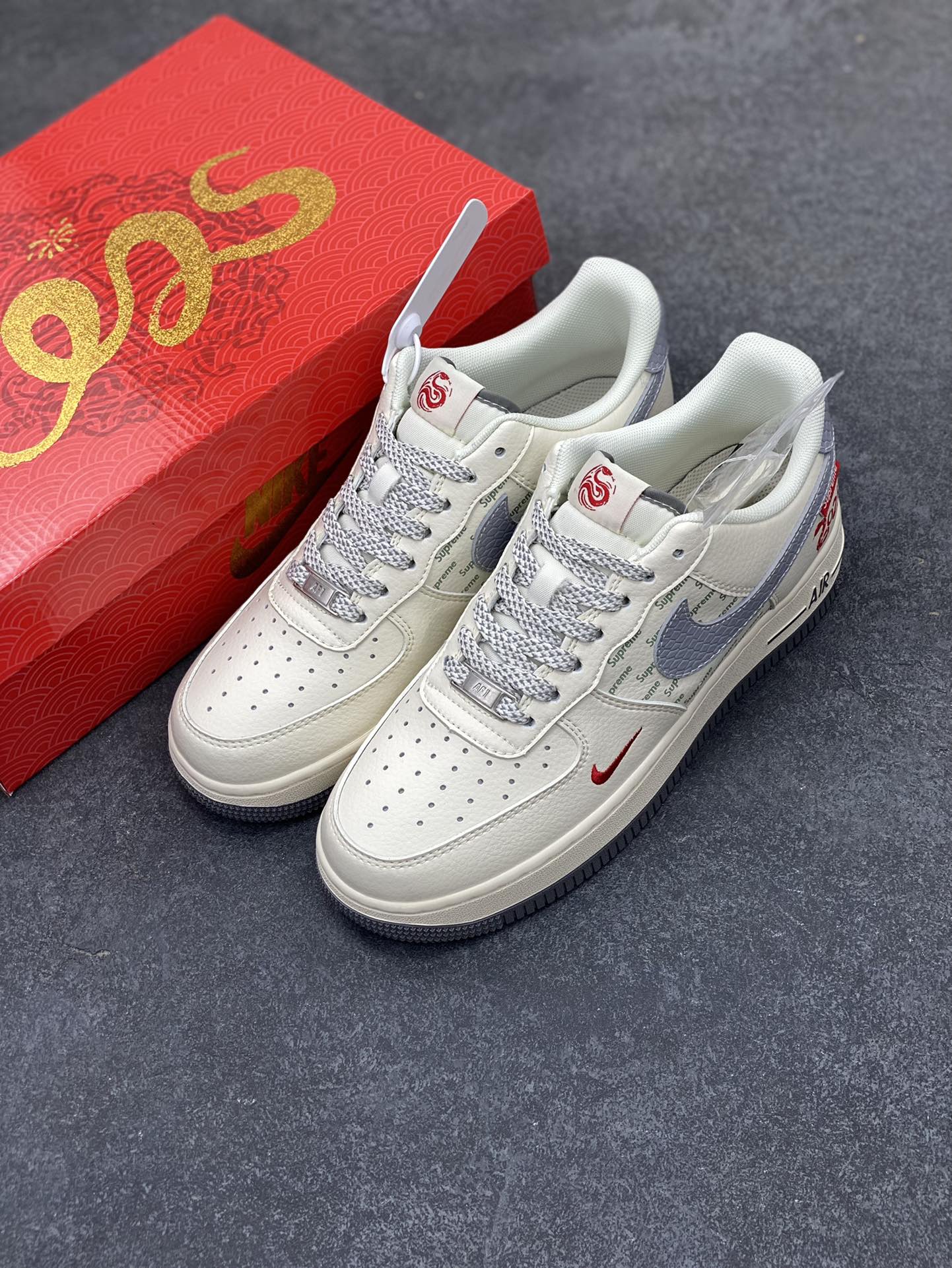 图片[8]-NIke Air Force 1 \’07 Low “Supreme联名蛇年限定——银蛇纹勾”空军一号 低帮 运动鞋 休闲鞋 折边针车 工艺难度大 原楦头原纸板 原装鞋盒 定制五金配件 内置全掌气垫 原厂鞋底 货号：XS1958-503 尺码：36 36.5 37.5 38 38.5 39 40 40.5 41 42 42.5 43 44 44.5 45-选品中心