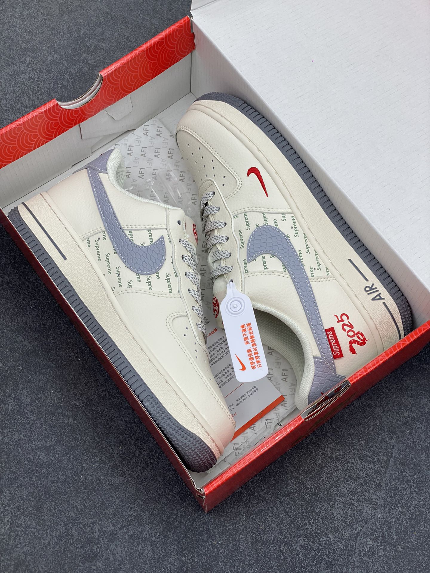 图片[9]-NIke Air Force 1 \’07 Low “Supreme联名蛇年限定——银蛇纹勾”空军一号 低帮 运动鞋 休闲鞋 折边针车 工艺难度大 原楦头原纸板 原装鞋盒 定制五金配件 内置全掌气垫 原厂鞋底 货号：XS1958-503 尺码：36 36.5 37.5 38 38.5 39 40 40.5 41 42 42.5 43 44 44.5 45-选品中心