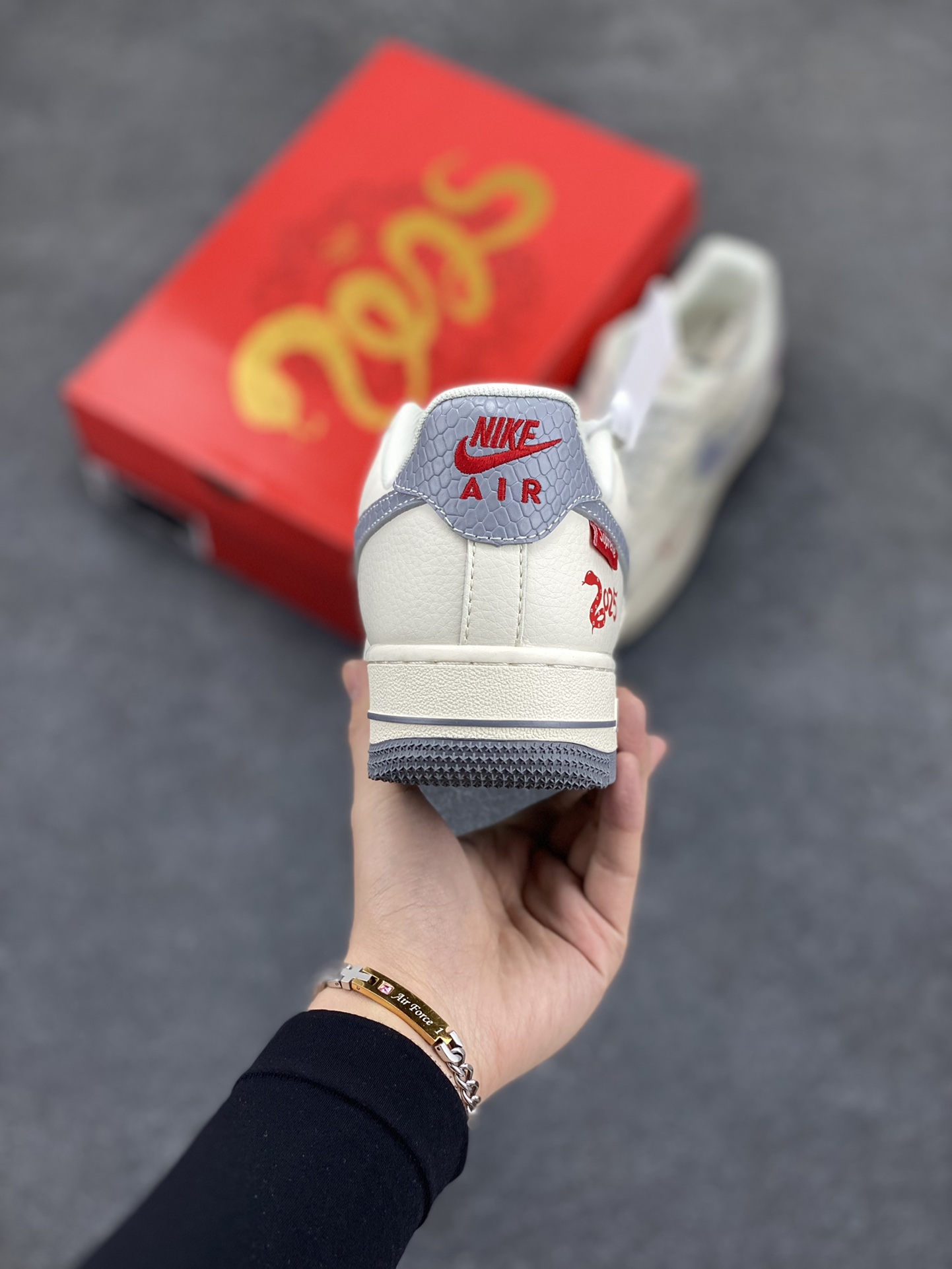 图片[4]-NIke Air Force 1 \’07 Low “Supreme联名蛇年限定——银蛇纹勾”空军一号 低帮 运动鞋 休闲鞋 折边针车 工艺难度大 原楦头原纸板 原装鞋盒 定制五金配件 内置全掌气垫 原厂鞋底 货号：XS1958-503 尺码：36 36.5 37.5 38 38.5 39 40 40.5 41 42 42.5 43 44 44.5 45-选品中心