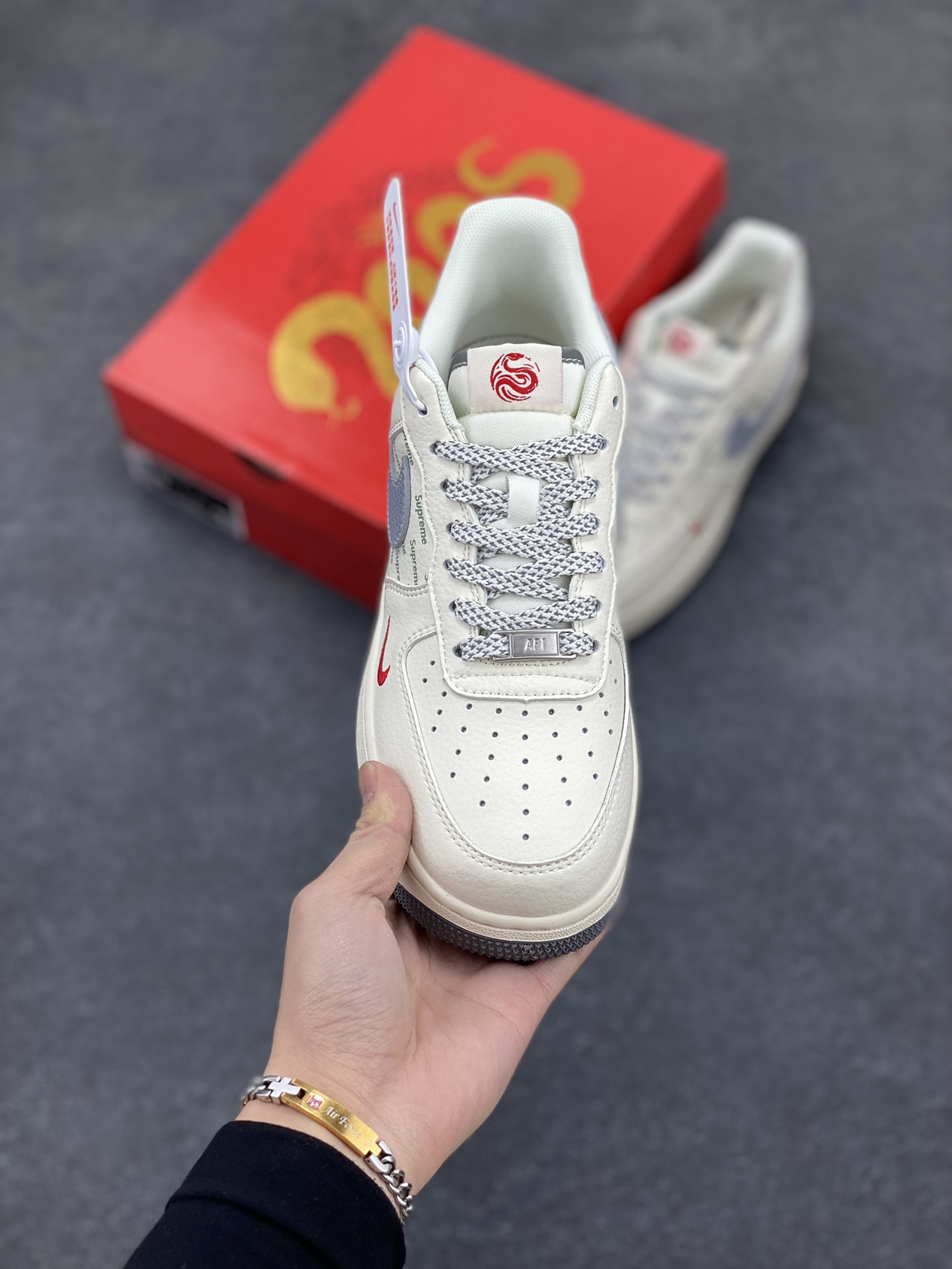 图片[2]-NIke Air Force 1 \’07 Low “Supreme联名蛇年限定——银蛇纹勾”空军一号 低帮 运动鞋 休闲鞋 折边针车 工艺难度大 原楦头原纸板 原装鞋盒 定制五金配件 内置全掌气垫 原厂鞋底 货号：XS1958-503 尺码：36 36.5 37.5 38 38.5 39 40 40.5 41 42 42.5 43 44 44.5 45-选品中心