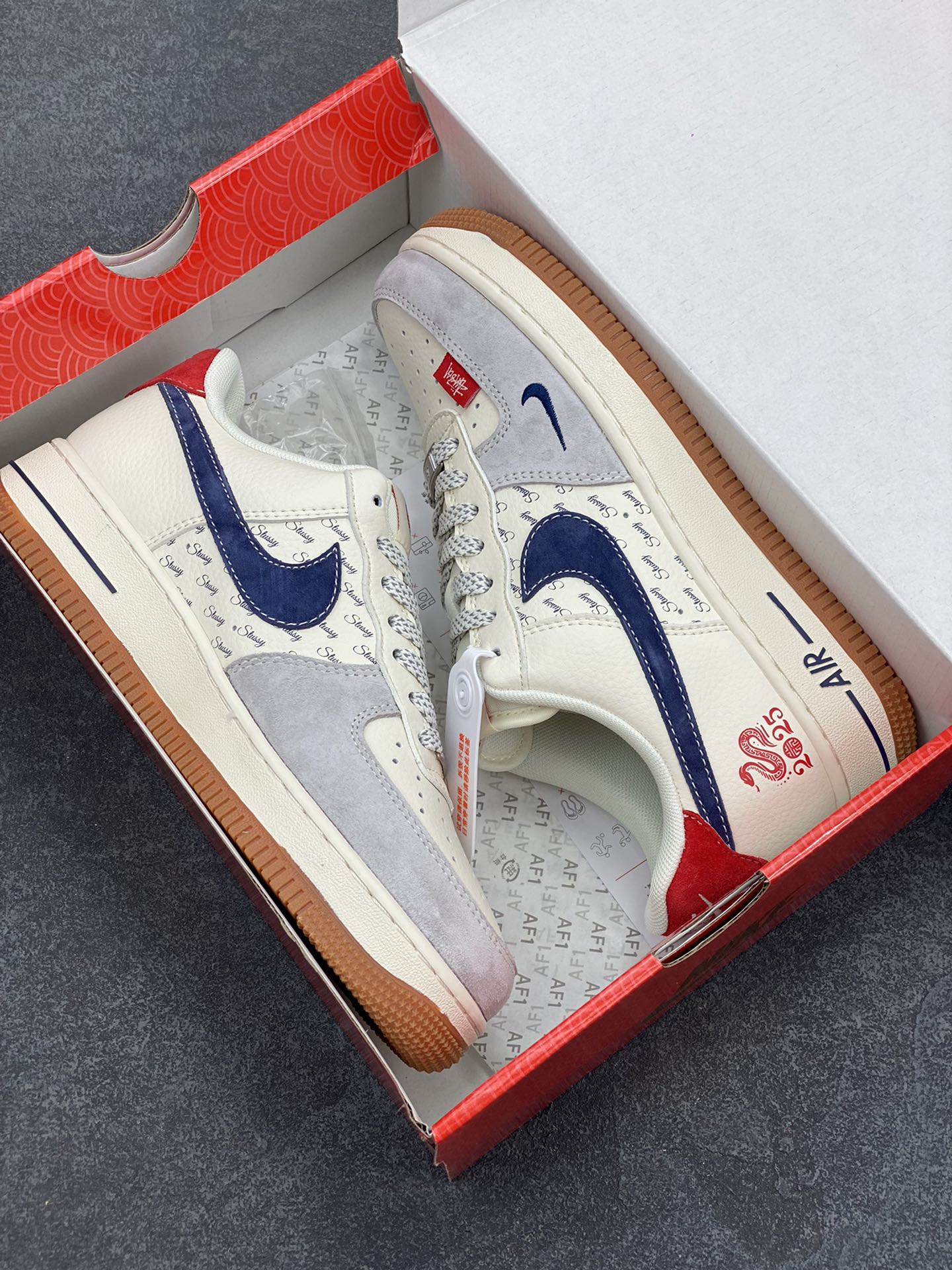 图片[9]-NIke Air Force 1 \’07 Low “斯图西联名蛇年限定——小红蛇”空军一号 低帮 运动鞋 休闲鞋 折边针车 工艺难度大 原楦头原纸板 原装鞋盒 定制五金配件 内置全掌气垫 原厂鞋底 货号：XS1958-502 尺码：36 36.5 37.5 38 38.5 39 40 40.5 41 42 42.5 43 44 44.5 45-选品中心