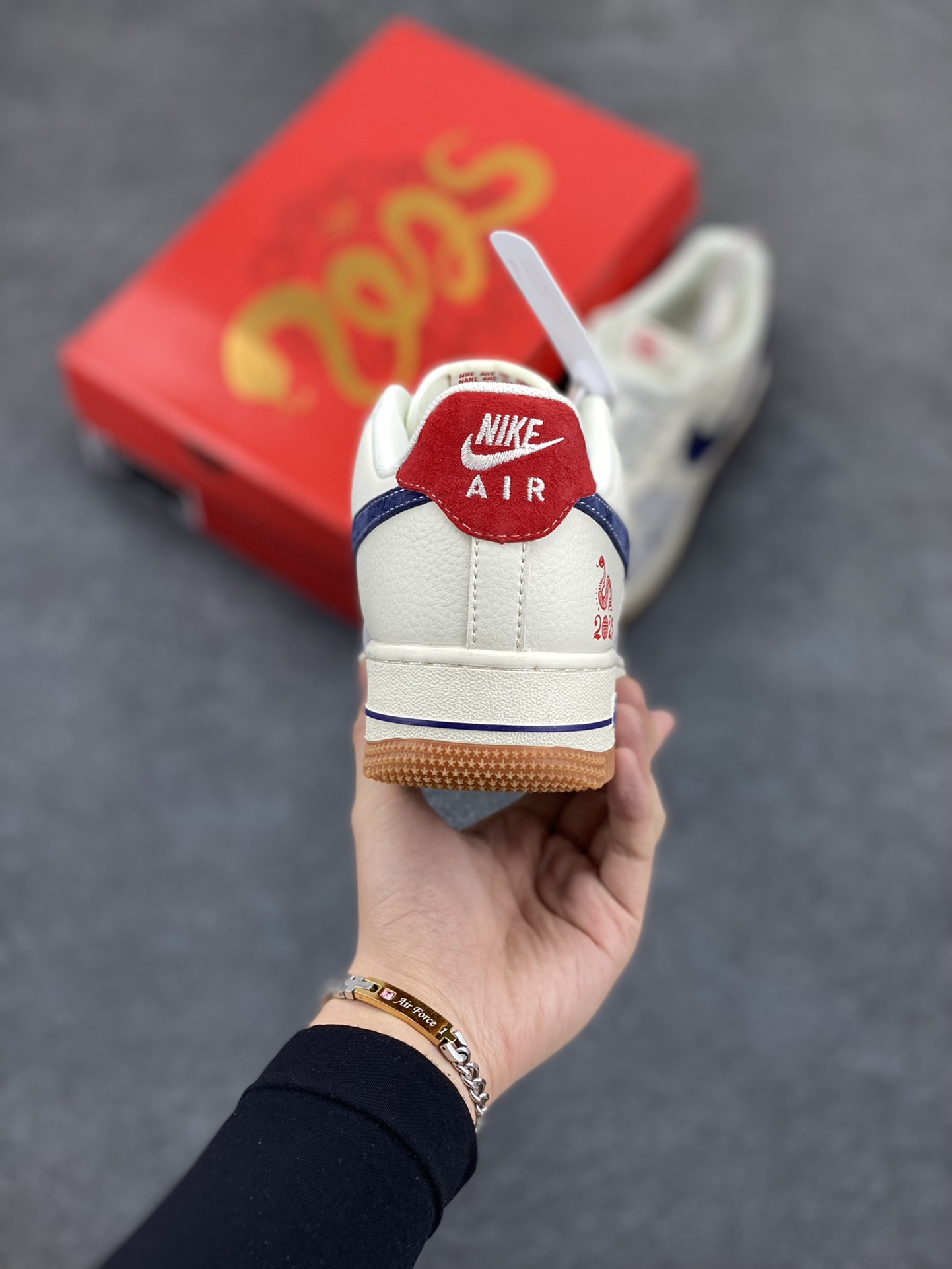 图片[4]-NIke Air Force 1 \’07 Low “斯图西联名蛇年限定——小红蛇”空军一号 低帮 运动鞋 休闲鞋 折边针车 工艺难度大 原楦头原纸板 原装鞋盒 定制五金配件 内置全掌气垫 原厂鞋底 货号：XS1958-502 尺码：36 36.5 37.5 38 38.5 39 40 40.5 41 42 42.5 43 44 44.5 45-选品中心