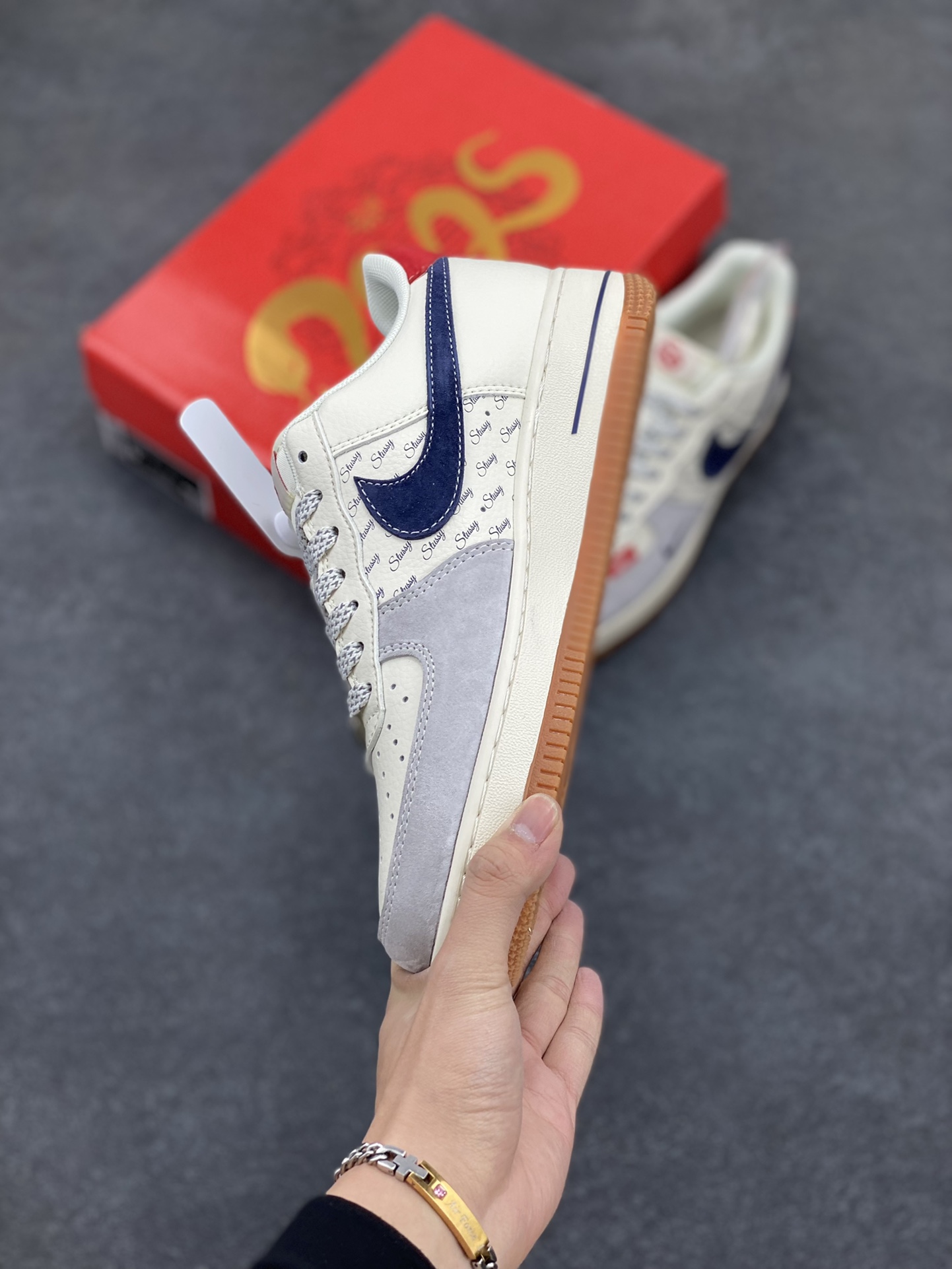 图片[3]-NIke Air Force 1 \’07 Low “斯图西联名蛇年限定——小红蛇”空军一号 低帮 运动鞋 休闲鞋 折边针车 工艺难度大 原楦头原纸板 原装鞋盒 定制五金配件 内置全掌气垫 原厂鞋底 货号：XS1958-502 尺码：36 36.5 37.5 38 38.5 39 40 40.5 41 42 42.5 43 44 44.5 45-选品中心