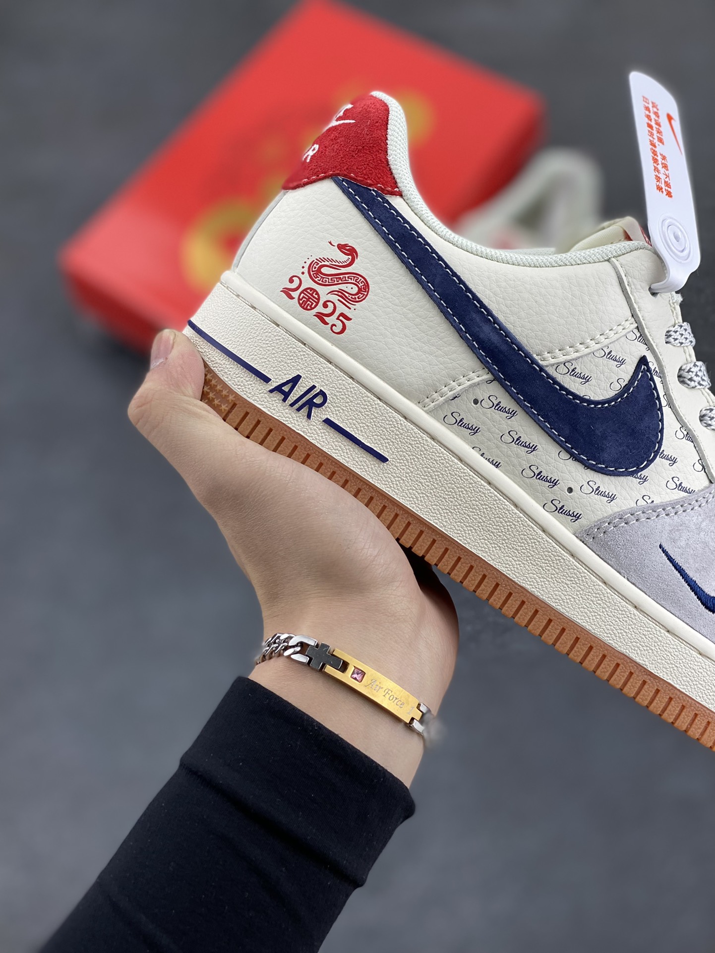 图片[6]-NIke Air Force 1 \’07 Low “斯图西联名蛇年限定——小红蛇”空军一号 低帮 运动鞋 休闲鞋 折边针车 工艺难度大 原楦头原纸板 原装鞋盒 定制五金配件 内置全掌气垫 原厂鞋底 货号：XS1958-502 尺码：36 36.5 37.5 38 38.5 39 40 40.5 41 42 42.5 43 44 44.5 45-选品中心