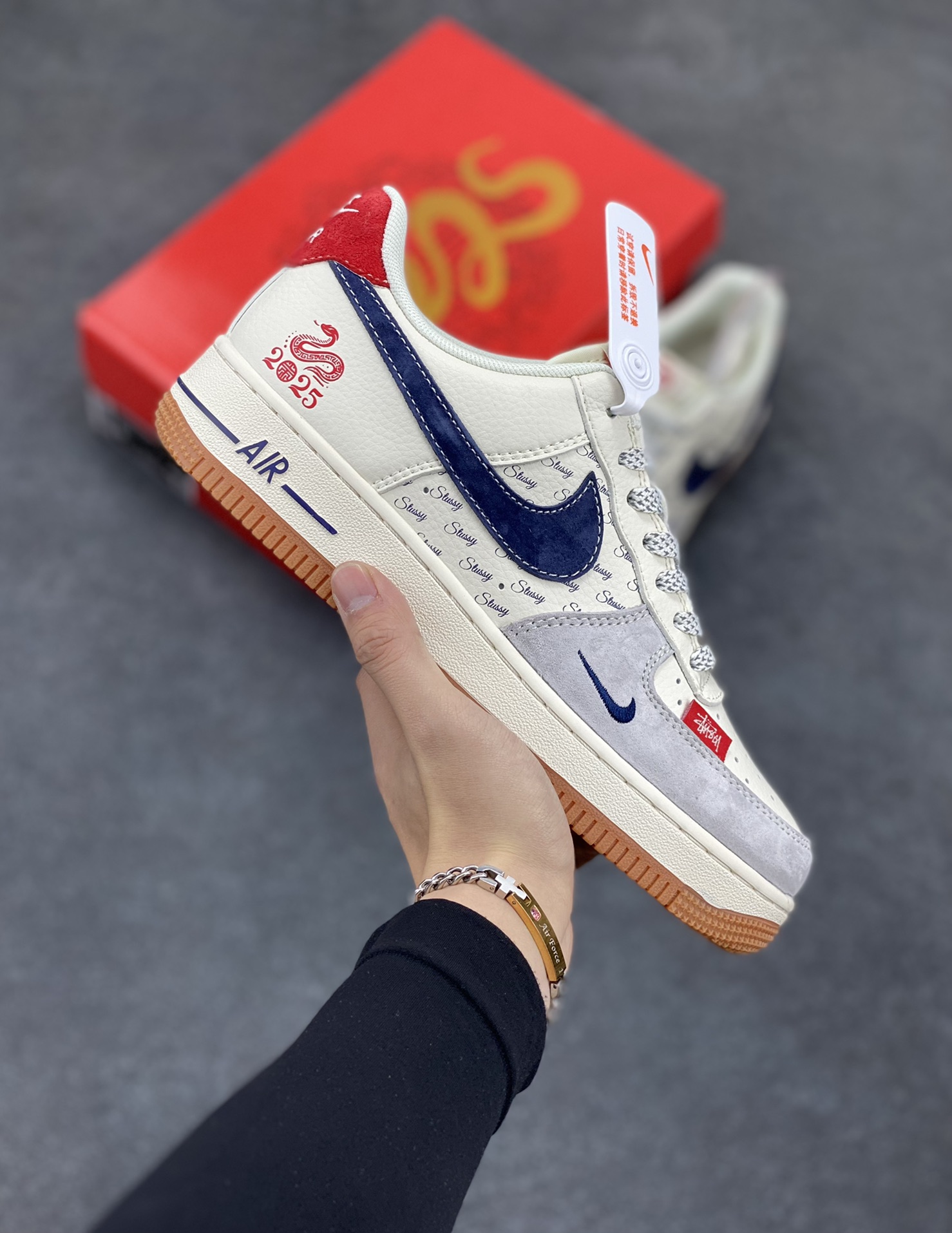 NIke Air Force 1 \’07 Low “斯图西联名蛇年限定——小红蛇”空军一号 低帮 运动鞋 休闲鞋 折边针车 工艺难度大 原楦头原纸板 原装鞋盒 定制五金配件 内置全掌气垫 原厂鞋底 货号:XS1958-502 尺码:36 36.5 37.5 38 38.5 39 40 40.5 41 42 42.5 43 44 44.5 45-选品中心