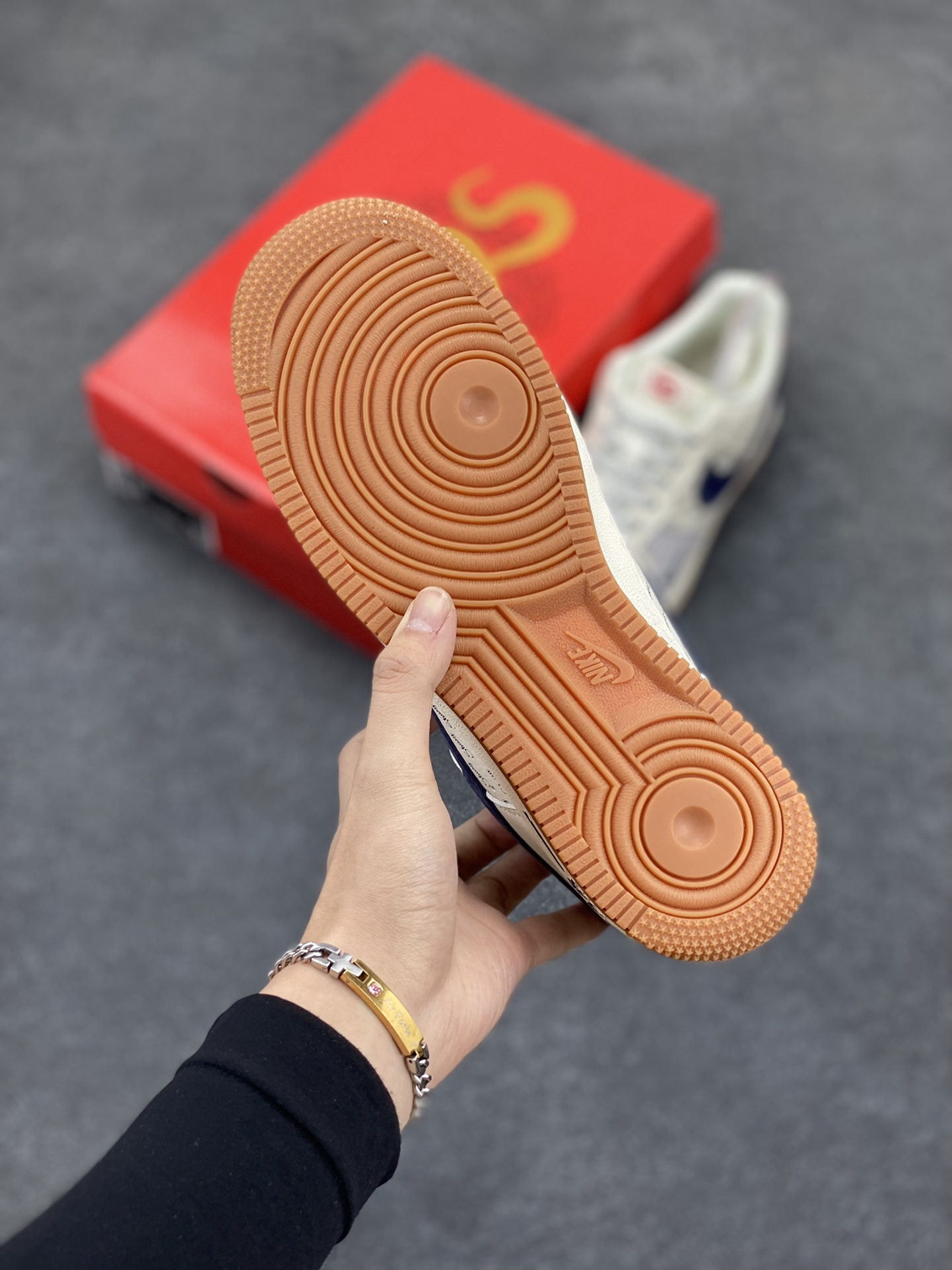 图片[5]-NIke Air Force 1 \’07 Low “斯图西联名蛇年限定——小红蛇”空军一号 低帮 运动鞋 休闲鞋 折边针车 工艺难度大 原楦头原纸板 原装鞋盒 定制五金配件 内置全掌气垫 原厂鞋底 货号：XS1958-502 尺码：36 36.5 37.5 38 38.5 39 40 40.5 41 42 42.5 43 44 44.5 45-选品中心