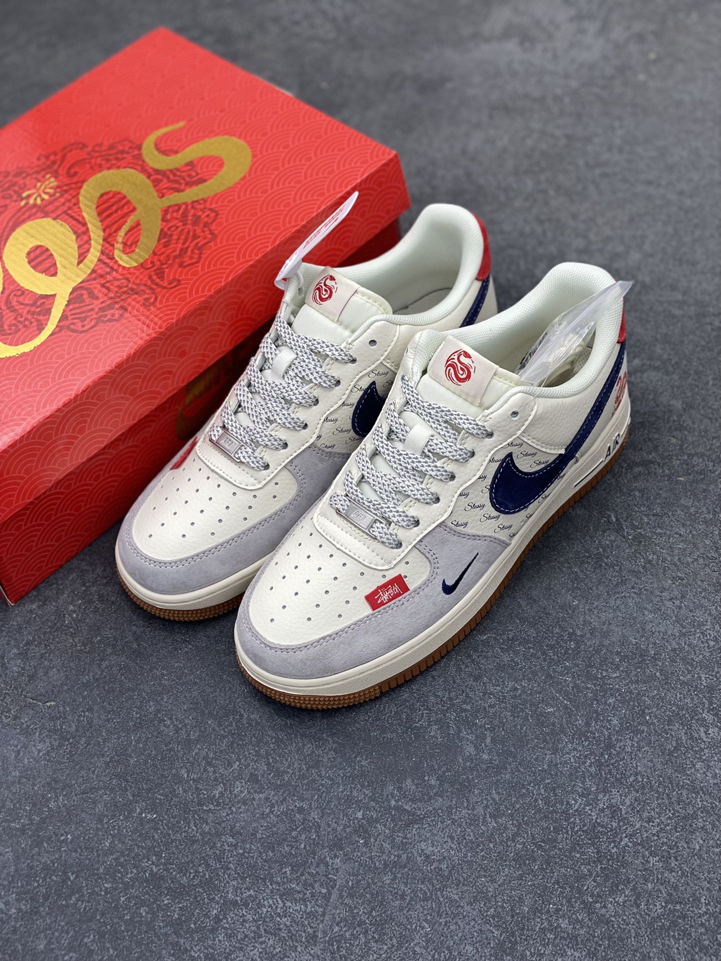 图片[8]-NIke Air Force 1 \’07 Low “斯图西联名蛇年限定——小红蛇”空军一号 低帮 运动鞋 休闲鞋 折边针车 工艺难度大 原楦头原纸板 原装鞋盒 定制五金配件 内置全掌气垫 原厂鞋底 货号：XS1958-502 尺码：36 36.5 37.5 38 38.5 39 40 40.5 41 42 42.5 43 44 44.5 45-选品中心