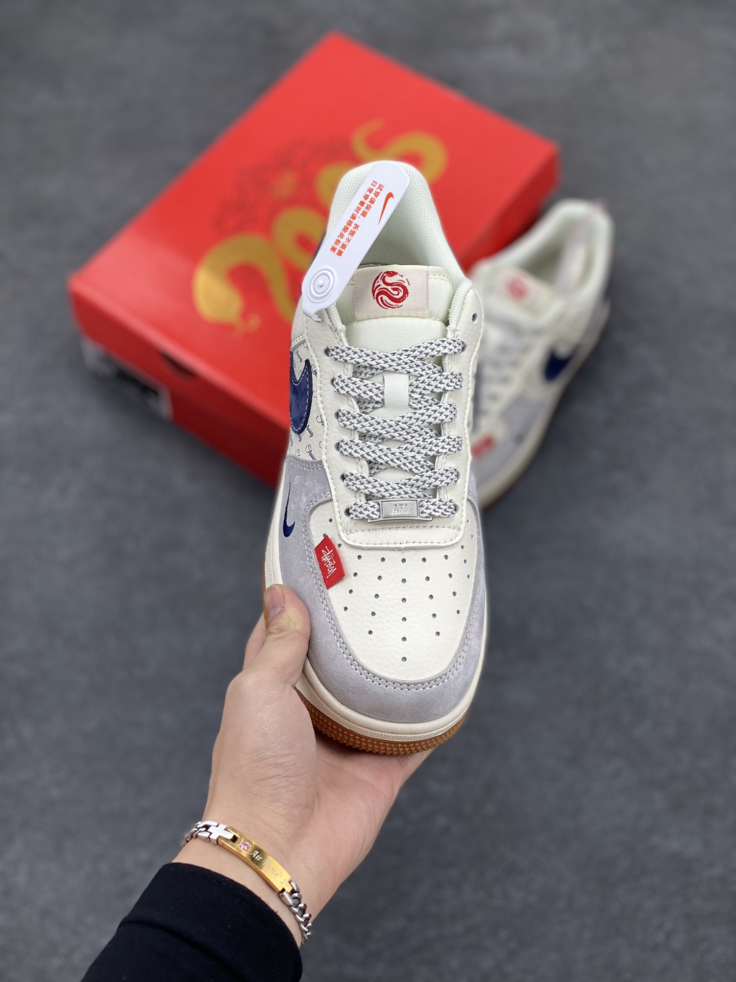 图片[2]-NIke Air Force 1 \’07 Low “斯图西联名蛇年限定——小红蛇”空军一号 低帮 运动鞋 休闲鞋 折边针车 工艺难度大 原楦头原纸板 原装鞋盒 定制五金配件 内置全掌气垫 原厂鞋底 货号：XS1958-502 尺码：36 36.5 37.5 38 38.5 39 40 40.5 41 42 42.5 43 44 44.5 45-选品中心