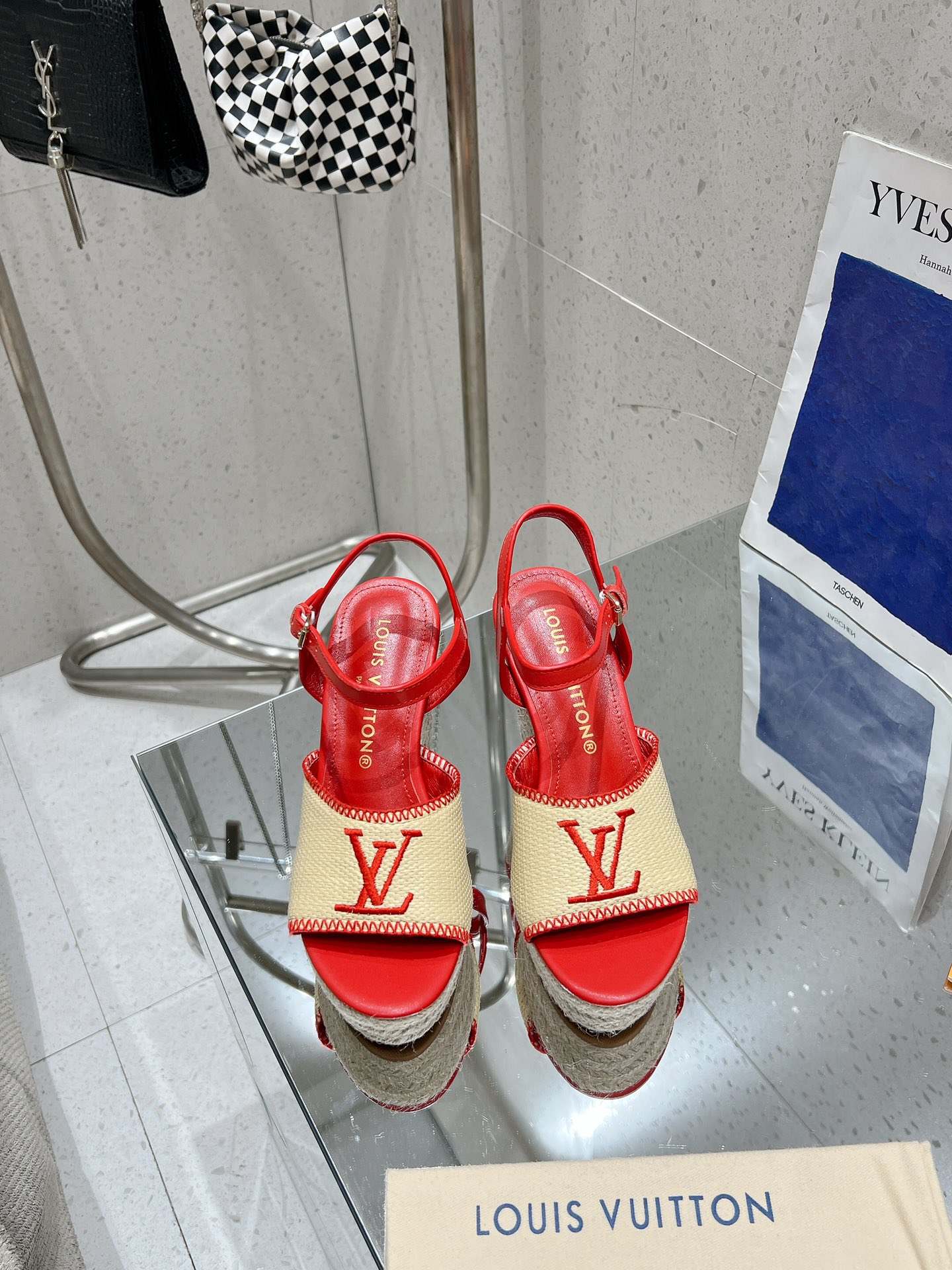 NO:264660,Upgraded version purchasing level Starboard series latest wedge sandals elegant and elegant, goddess must enter, hemp rope woven wedge comes from traditional canvas slippers design, cowhide ankle strap can be adjusted by inscription buckle. The workmanship can be seen to make shoes carefully, bought original development, 1:1 original reproduction, all compared with zp customization, details nice material original antique waxed cowhide Inner: footbed full sheepskin outsole Italian leather outsole Heel height: 11.5cm Water table 6cm Shoe size: 34-42 (34.41.42. Custom made no return), sandals, sandals, cowhide, sheepskin, Leather soles19860909升级版本代购级别 Starboard 系列最新款坡跟凉鞋优雅大方气质女神必入,麻绳编织坡跟源自传统帆布便鞋设计,牛皮革踝带可通过铭纹搭扣调节. 做工看的到用心做好鞋,买了原版开发、1:1原版复刻,全部对比zp定制,细节nice 材料原版仿旧打蜡牛皮 内里:垫脚全羊皮 大底意大利真皮大底 跟高:11.5cm 水台6cm 鞋码: 34-42(34.41.42.定做不退换),凉鞋,sandals,cowhide,sheepskin,Leather soles,Women's Shoes