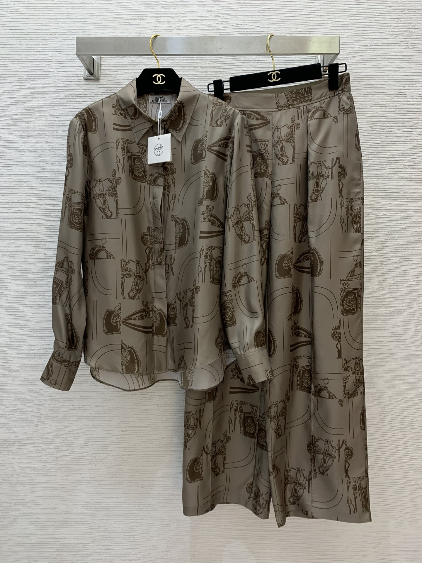 NO:314284,The complete shirt set number G25011436 Hermè* new high-end customization uses 19 Mmè silk twill fabric for fashionable and versatile casual two-piece set!  Fashionable and personalized printed buttoned lapel loose long-sleeved silk shirt elastic webbing waist spliced ​​loose versatile wide-leg trousers casual pants!  Khaki, purple, (M size front bust 98/106, sleeve length 60, front garment length 65/70; waist 68-72 back elastic, hip circumference, pants length), hermes, real silk, alexander wang19860909衬衣整套款号G25011436 Hermè*新款高端定制采用19姆米真丝斜纹绸面料时尚百搭休闲两件套装！时尚个性印花系扣翻领宽松长袖真丝衬衣松紧织带腰拼接宽松百搭阔腿长裤休闲裤！卡其色、紫色、（M码前胸围98/106,袖长60,前衣长65/70；裤腰围68～72后松紧,臀围,裤长）,,hermes,real silk,alexander wang,Women's clothing