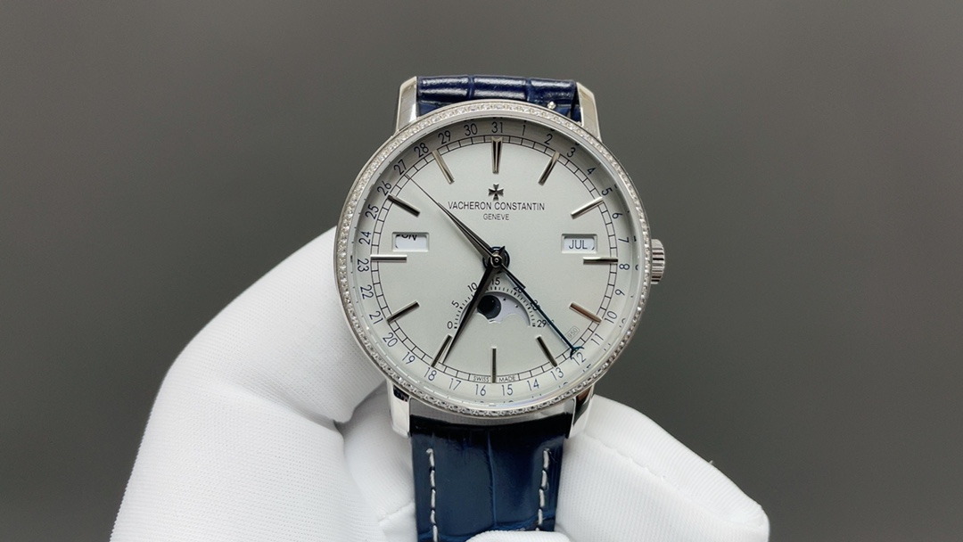 NO:392591,[Month cycle, minute and second cycle] Vacheron Constantin Traditionnelle Traditionnelle's diamond-set version of the rear-mounted full-calendar watch [Model] 4010T/O00R-B344/B/B [Case] ​​The watch is 41mm in diameter and 13.7mm in thickness, step-shaped round case and lugs, grooved bottom cover. After polishing and polishing, the stars show an unparalleled texture; [Dial] orbital minute scale garden and toffee-style hour and minute hands retain Vacheron Constantin's original iconic calendar display. The windows of the week and month are symmetrically distributed on both sides of the dial, and the number bezel on the outer side of the dial is a calendar display. It is gently lifted by an elegant black crescent hand for easy reading. The ingenious design breaks the dullness of the dial. This layout clearly shows The precise moon phase display at 6 o'clock shows the charm of agility, while also showing the unique beauty of complex machinery. [Movement] Based on CITIZEN, the 2460 automatic winding movement was independently developed. It took two years to relieve the cost, and after several modifications, it finally made the ultimate perfection.19860909【周月轮回,分秒轮转】 江诗丹顿 Traditionnelle 传袭系列全日历腕表后镶钻版本【型号】4010T/O00R-B344/B/B【表壳】腕表直径41mm,厚度13.7mm,阶梯式圆形表壳和表耳、凹槽底盖.经过抛光打磨精修,星现出无与伦比的质感；【表盘】轨道式分钟刻度園以及太妃式时针和分针,保留了江诗丹顿独创的标志性日历显示.星期和月份视窗对称分布于表盘两侧,表盘外围的数宇表圈为日历显示.由一根优雅的黑色月牙指针轻轻托起,方便读取.巧思的设计打破表盘的沉闷感.这一布局清晰地展现了 6点位的精密月相显示.在彰显灵动魅力的同时,也尽显复杂机械的别致美感.【机芯】以CITIZEN为基础自主研发2460 自动上链机芯.不惜成本历时两年,多次修改机芯模具参数、几经修改终于真正做极致的完美,,vacheron,Watch