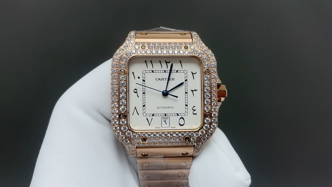 THB新品🌐卡地亚山度士 中东满钻款
【原版开模🔥🔥🔥2024最新卡地亚 山度士 
1⃣️【表壳】正品开模，搭载最好的进口316L材质表壳！ 机芯采用独家进口超薄机芯，走时稳定，零翻修🍐🎼
2⃣️【表盘】正品开模出来的表盘！ 
3⃣️【表针】瑞士工艺烧制蓝针，最接近正品的烤蓝针！
4⃣️【玻璃】瑞士增透白膜/防弦/防手纹！AF工艺处理，不留痕迹！ 
5⃣️【表带】配备人体工力学SmartLink拆卸系统，一副可与原装完美互换并拥有高级手感的氟橡胶表带❤️ 表带可三带通用，钢带，皮带，胶带
6⃣️【尺寸】男款39.8毫米x47.5毫米，跟原版最接近完美匹配 
7⃣️【表冠】多切面尖晶蓝宝石 1:1开模，真正做到可同原版配件互换。配备卡.地亚实用两项发明“SmartLink”表链调节装置和“QuickSwitch”表带快速替换装置！ 【表壳直径：39.8mm，厚度:9.08mm】🌐