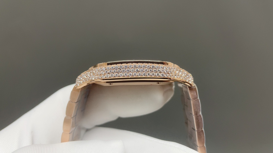 THB新品🌐卡地亚山度士 中东满钻款
【原版开模🔥🔥🔥2024最新卡地亚 山度士 
1⃣️【表壳】正品开模，搭载最好的进口316L材质表壳！ 机芯采用独家进口超薄机芯，走时稳定，零翻修🍐🎼
2⃣️【表盘】正品开模出来的表盘！ 
3⃣️【表针】瑞士工艺烧制蓝针，最接近正品的烤蓝针！
4⃣️【玻璃】瑞士增透白膜/防弦/防手纹！AF工艺处理，不留痕迹！ 
5⃣️【表带】配备人体工力学SmartLink拆卸系统，一副可与原装完美互换并拥有高级手感的氟橡胶表带❤️ 表带可三带通用，钢带，皮带，胶带
6⃣️【尺寸】男款39.8毫米x47.5毫米，跟原版最接近完美匹配 
7⃣️【表冠】多切面尖晶蓝宝石 1:1开模，真正做到可同原版配件互换。配备卡.地亚实用两项发明“SmartLink”表链调节装置和“QuickSwitch”表带快速替换装置！ 【表壳直径：39.8mm，厚度:9.08mm】🌐