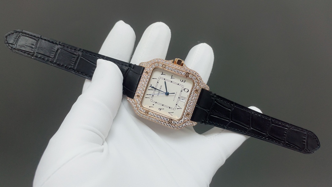 THB新品🌐卡地亚山度士 中东满钻款
【原版开模🔥🔥🔥2024最新卡地亚 山度士 
1⃣️【表壳】正品开模，搭载最好的进口316L材质表壳！ 机芯采用独家进口超薄机芯，走时稳定，零翻修🍐🎼
2⃣️【表盘】正品开模出来的表盘！ 
3⃣️【表针】瑞士工艺烧制蓝针，最接近正品的烤蓝针！
4⃣️【玻璃】瑞士增透白膜/防弦/防手纹！AF工艺处理，不留痕迹！ 
5⃣️【表带】配备人体工力学SmartLink拆卸系统，一副可与原装完美互换并拥有高级手感的氟橡胶表带❤️ 表带可三带通用，钢带，皮带，胶带
6⃣️【尺寸】男款39.8毫米x47.5毫米，跟原版最接近完美匹配 
7⃣️【表冠】多切面尖晶蓝宝石 1:1开模，真正做到可同原版配件互换。配备卡.地亚实用两项发明“SmartLink”表链调节装置和“QuickSwitch”表带快速替换装置！ 【表壳直径：39.8mm，厚度:9.08mm】🌐