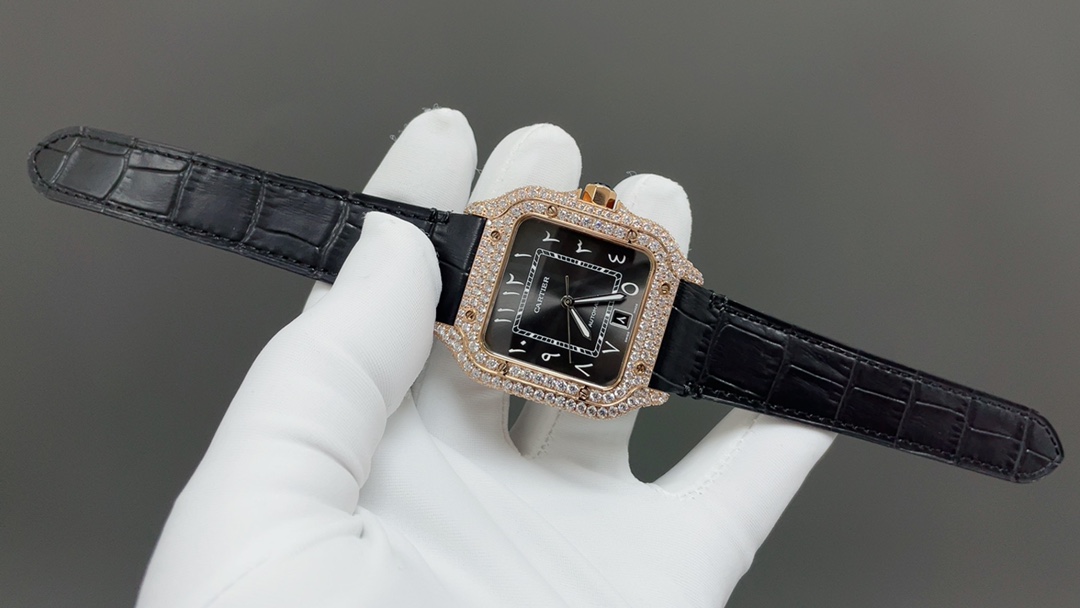 THB新品🌐卡地亚山度士 中东满钻款
【原版开模🔥🔥🔥2024最新卡地亚 山度士 
1⃣️【表壳】正品开模，搭载最好的进口316L材质表壳！ 机芯采用独家进口超薄机芯，走时稳定，零翻修🍐🎼
2⃣️【表盘】正品开模出来的表盘！ 
3⃣️【表针】瑞士工艺烧制蓝针，最接近正品的烤蓝针！
4⃣️【玻璃】瑞士增透白膜/防弦/防手纹！AF工艺处理，不留痕迹！ 
5⃣️【表带】配备人体工力学SmartLink拆卸系统，一副可与原装完美互换并拥有高级手感的氟橡胶表带❤️ 表带可三带通用，钢带，皮带，胶带
6⃣️【尺寸】男款39.8毫米x47.5毫米，跟原版最接近完美匹配 
7⃣️【表冠】多切面尖晶蓝宝石 1:1开模，真正做到可同原版配件互换。配备卡.地亚实用两项发明“SmartLink”表链调节装置和“QuickSwitch”表带快速替换装置！ 【表壳直径：39.8mm，厚度:9.08mm】🌐