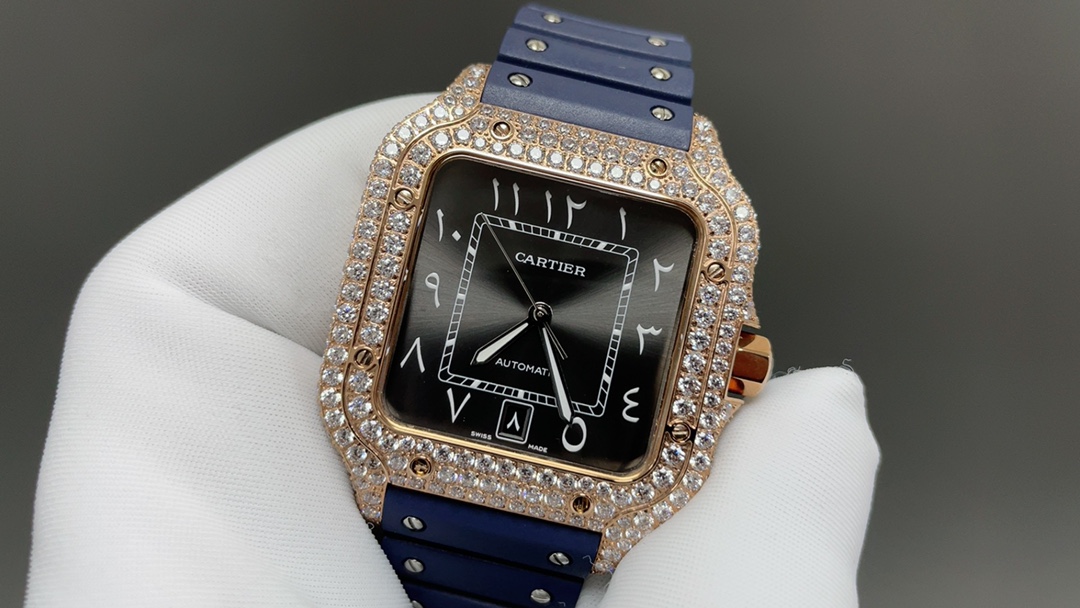 THB新品🌐卡地亚山度士 中东满钻款
【原版开模🔥🔥🔥2024最新卡地亚 山度士 
1⃣️【表壳】正品开模，搭载最好的进口316L材质表壳！ 机芯采用独家进口超薄机芯，走时稳定，零翻修🍐🎼
2⃣️【表盘】正品开模出来的表盘！ 
3⃣️【表针】瑞士工艺烧制蓝针，最接近正品的烤蓝针！
4⃣️【玻璃】瑞士增透白膜/防弦/防手纹！AF工艺处理，不留痕迹！ 
5⃣️【表带】配备人体工力学SmartLink拆卸系统，一副可与原装完美互换并拥有高级手感的氟橡胶表带❤️ 表带可三带通用，钢带，皮带，胶带
6⃣️【尺寸】男款39.8毫米x47.5毫米，跟原版最接近完美匹配 
7⃣️【表冠】多切面尖晶蓝宝石 1:1开模，真正做到可同原版配件互换。配备卡.地亚实用两项发明“SmartLink”表链调节装置和“QuickSwitch”表带快速替换装置！ 【表壳直径：39.8mm，厚度:9.08mm】🌐