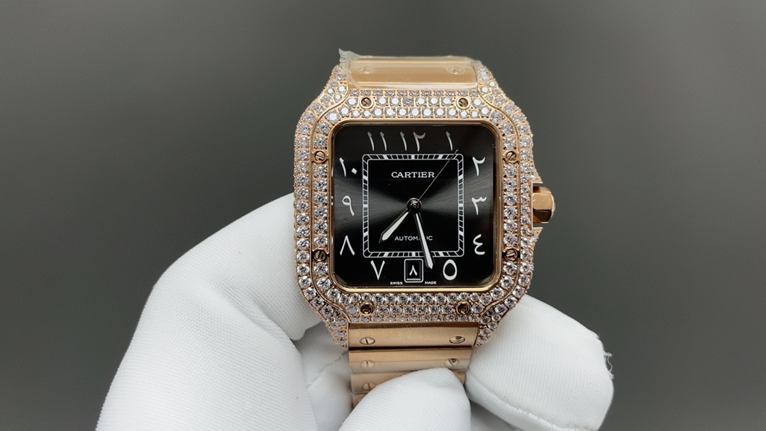 THB新品🌐卡地亚山度士 中东满钻款
【原版开模🔥🔥🔥2024最新卡地亚 山度士 
1⃣️【表壳】正品开模，搭载最好的进口316L材质表壳！ 机芯采用独家进口超薄机芯，走时稳定，零翻修🍐🎼
2⃣️【表盘】正品开模出来的表盘！ 
3⃣️【表针】瑞士工艺烧制蓝针，最接近正品的烤蓝针！
4⃣️【玻璃】瑞士增透白膜/防弦/防手纹！AF工艺处理，不留痕迹！ 
5⃣️【表带】配备人体工力学SmartLink拆卸系统，一副可与原装完美互换并拥有高级手感的氟橡胶表带❤️ 表带可三带通用，钢带，皮带，胶带
6⃣️【尺寸】男款39.8毫米x47.5毫米，跟原版最接近完美匹配 
7⃣️【表冠】多切面尖晶蓝宝石 1:1开模，真正做到可同原版配件互换。配备卡.地亚实用两项发明“SmartLink”表链调节装置和“QuickSwitch”表带快速替换装置！ 【表壳直径：39.8mm，厚度:9.08mm】🌐