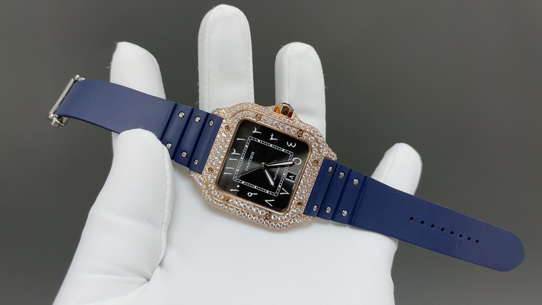 THB新品🌐卡地亚山度士 中东满钻款
【原版开模🔥🔥🔥2024最新卡地亚 山度士 
1⃣️【表壳】正品开模，搭载最好的进口316L材质表壳！ 机芯采用独家进口超薄机芯，走时稳定，零翻修🍐🎼
2⃣️【表盘】正品开模出来的表盘！ 
3⃣️【表针】瑞士工艺烧制蓝针，最接近正品的烤蓝针！
4⃣️【玻璃】瑞士增透白膜/防弦/防手纹！AF工艺处理，不留痕迹！ 
5⃣️【表带】配备人体工力学SmartLink拆卸系统，一副可与原装完美互换并拥有高级手感的氟橡胶表带❤️ 表带可三带通用，钢带，皮带，胶带
6⃣️【尺寸】男款39.8毫米x47.5毫米，跟原版最接近完美匹配 
7⃣️【表冠】多切面尖晶蓝宝石 1:1开模，真正做到可同原版配件互换。配备卡.地亚实用两项发明“SmartLink”表链调节装置和“QuickSwitch”表带快速替换装置！ 【表壳直径：39.8mm，厚度:9.08mm】🌐