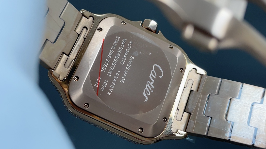 THB新品🌐卡地亚山度士 中东满钻款
【原版开模🔥🔥🔥2024最新卡地亚 山度士 
1⃣️【表壳】正品开模，搭载最好的进口316L材质表壳！ 机芯采用独家进口超薄机芯，走时稳定，零翻修🍐🎼
2⃣️【表盘】正品开模出来的表盘！ 
3⃣️【表针】瑞士工艺烧制蓝针，最接近正品的烤蓝针！
4⃣️【玻璃】瑞士增透白膜/防弦/防手纹！AF工艺处理，不留痕迹！ 
5⃣️【表带】配备人体工力学SmartLink拆卸系统，一副可与原装完美互换并拥有高级手感的氟橡胶表带❤️ 表带可三带通用，钢带，皮带，胶带
6⃣️【尺寸】男款39.8毫米x47.5毫米，跟原版最接近完美匹配 
7⃣️【表冠】多切面尖晶蓝宝石 1:1开模，真正做到可同原版配件互换。配备卡.地亚实用两项发明“SmartLink”表链调节装置和“QuickSwitch”表带快速替换装置！ 【表壳直径：39.8mm，厚度:9.08mm】🌐