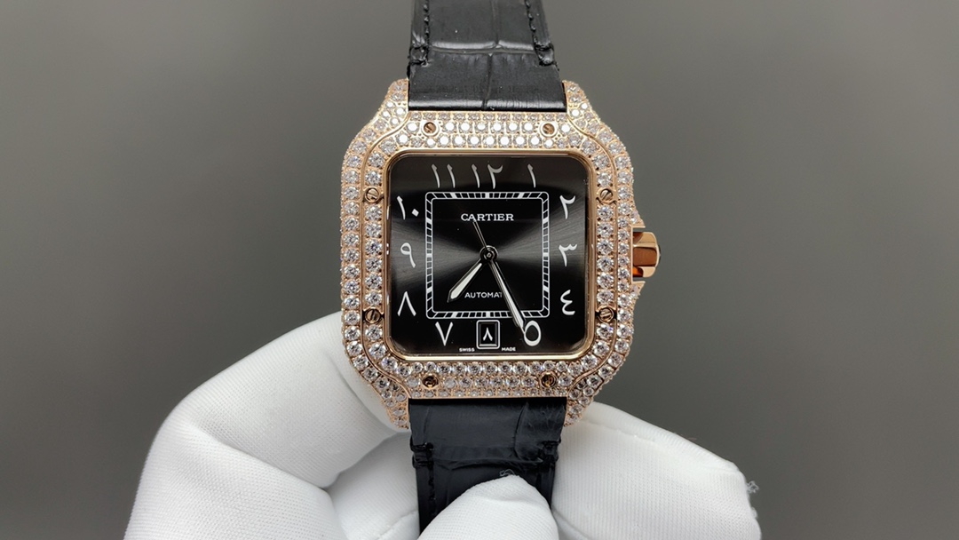 THB新品🌐卡地亚山度士 中东满钻款
【原版开模🔥🔥🔥2024最新卡地亚 山度士 
1⃣️【表壳】正品开模，搭载最好的进口316L材质表壳！ 机芯采用独家进口超薄机芯，走时稳定，零翻修🍐🎼
2⃣️【表盘】正品开模出来的表盘！ 
3⃣️【表针】瑞士工艺烧制蓝针，最接近正品的烤蓝针！
4⃣️【玻璃】瑞士增透白膜/防弦/防手纹！AF工艺处理，不留痕迹！ 
5⃣️【表带】配备人体工力学SmartLink拆卸系统，一副可与原装完美互换并拥有高级手感的氟橡胶表带❤️ 表带可三带通用，钢带，皮带，胶带
6⃣️【尺寸】男款39.8毫米x47.5毫米，跟原版最接近完美匹配 
7⃣️【表冠】多切面尖晶蓝宝石 1:1开模，真正做到可同原版配件互换。配备卡.地亚实用两项发明“SmartLink”表链调节装置和“QuickSwitch”表带快速替换装置！ 【表壳直径：39.8mm，厚度:9.08mm】🌐