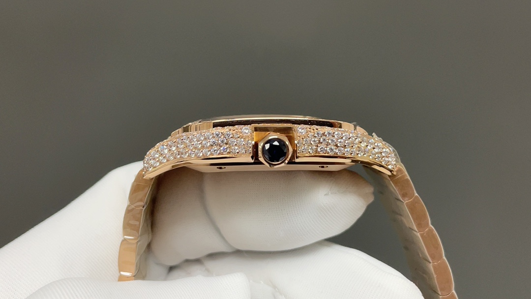 THB新品🌐卡地亚山度士 中东满钻款
【原版开模🔥🔥🔥2024最新卡地亚 山度士 
1⃣️【表壳】正品开模，搭载最好的进口316L材质表壳！ 机芯采用独家进口超薄机芯，走时稳定，零翻修🍐🎼
2⃣️【表盘】正品开模出来的表盘！ 
3⃣️【表针】瑞士工艺烧制蓝针，最接近正品的烤蓝针！
4⃣️【玻璃】瑞士增透白膜/防弦/防手纹！AF工艺处理，不留痕迹！ 
5⃣️【表带】配备人体工力学SmartLink拆卸系统，一副可与原装完美互换并拥有高级手感的氟橡胶表带❤️ 表带可三带通用，钢带，皮带，胶带
6⃣️【尺寸】男款39.8毫米x47.5毫米，跟原版最接近完美匹配 
7⃣️【表冠】多切面尖晶蓝宝石 1:1开模，真正做到可同原版配件互换。配备卡.地亚实用两项发明“SmartLink”表链调节装置和“QuickSwitch”表带快速替换装置！ 【表壳直径：39.8mm，厚度:9.08mm】🌐