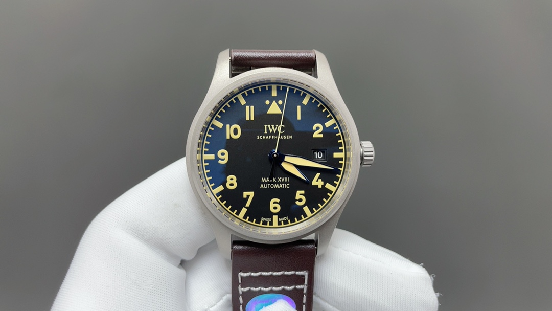 NO:392599,AOF factory recommended Mark Series Ultimate Edition Super Titanium Mark Pilot!  Return of the King. Follow the example and transparently compare the true and false!  1. AOF purchased another original mold and opened it separately at all costs. It took two years to finally correct all the shortcomings of the existing version on the market. The exclusive anti-fingerprint technology synchronized the original, with vivid details and extremely perfect. 2. The AOF titanium alloy mark has a different material from the steel mark, which is equivalent to a new product. All components are copied one by one according to the original, and all materials are synchronized to the original, striving to be perfect. The disassembly structure of the entire table is exactly the same as the original, just like a pair. 3. The literal restoration degree is perfectly presented, and the breakthrough technology of 12-bit water droplet type triangular luminescent scale is perfectly presented, and the surface color and texture are highly consistent with the original. The calendar font is also perfectly restored.  4. The AOF team has always been rigorous in detail control. The literal color, matte graininess and scale effect of this model are impeccable, and its excellent calendar printing technology is not reduced at all, and it is consistent with the authentic product. 5. The AOF team still uses the original and purely imported from Japan-Swiss new ETA-2892A2 movement, its structure is consistent with the original, and its performance is as excellent as the original, with precision and long-lasting and no reworking trouble!  AOF also provides a people-friendly version of the imported Japanese Seagull 2892 stable version, and its appearance details are the same as those of the Swiss version. 6. The shape and size of the head and core are professionally customized and are synchronized with original. 7. The top case production process is simultaneously reflected on this titanium mark. The lines, curvature and polishing are all in line with the original and keeping highly consistent!  8. Both inside and outside, the titanium bottom cover, including the edge polishing, are all as original as the original. 9. The exclusive AOF factory imported cowhide, the material, workmanship, and wear feel are synchronized with the original, and the texture is messy. The newly opened titanium metal buckle has solid foundation in polishing and engraving, making it difficult to distinguish male and female. 10. The purely imported super luminous display, and its luminous color and effect can reach the original level!  Titanium Mark 18, the highest version of AOF, please enjoy it., cowhide19860909AOF厂推荐之马克系列 旗舰版 超级钛合金马克飞行员！ 王者归来. 循例透明化真假对比！ 1.AOF不惜成本单独再购一只原装开模,耗时两年,终可修正市面现有版本的所有不足,独家防指纹技术同步原装,细节上惟妙惟肖,极致完美. 2.AOF钛合金马克由于其材质有别于钢款马克,相当于全新开发了一只新品,所有组件都按照原装逐一复制,所有材料同步原装,力求完美. 整表拆解结构与原装分毫不差,恰如孖生. 3. 字面还原度堪称满分,12位水滴型三角夜光刻度突破性技术完美呈现,表面颜色以及质感均与原装高度契合.日历字体亦完美还原. 4.AOF团队细节把控向来严谨,此款字面的颜色,磨砂颗粒感以及刻度效果放大来看亦无可挑剔,而其出色的日历印刷工艺也丝毫不减,与正品保持一致. 5.AOF团队仍采用原装同源纯进口日本进口- 瑞士全新ETA-2892A2机芯,其结构同原装保持一致,性能也与原装同样出色,精准恒久,无返修烦恼！ AOF同时提供亲民版的进口日本 海鸥2892稳定版拱选,其外观细节均与瑞士版本一样.  6.把头,把芯的外形以及尺寸都是经过专业定制,同步原装的.  7.顶尖表壳制作工艺同步体现到此款钛马克上,其线条,弧度以及打磨,均吻合原装,保持高度一致！ 8.内外兼修,其钛底盖内外刻字包括边缘打磨均跟足原装.可完美互换. 9.AOF厂独家专用马克进口牛皮,其材料,做工,佩戴感同步原装,质感乱真. 全新开模的钛金属表扣,打磨刻字功底扎实,难辨雌雄. 10. 纯进口超级夜光显示,其夜光颜色以及效果均可达到原装水准！ 钛金属马克十八,AOF最高版本,敬请品鉴.,,cowhide,Watch