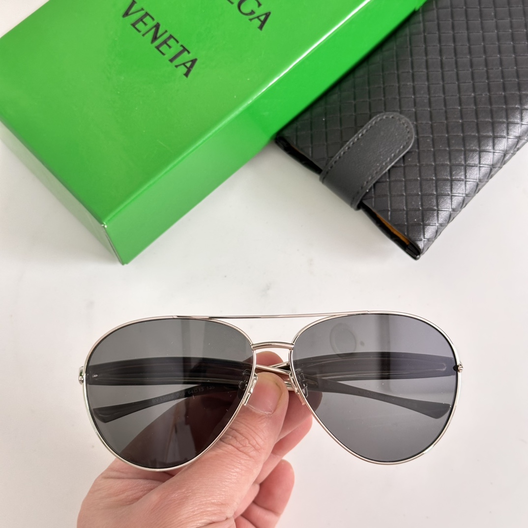 ‼️原版钛金鼻托
完美复刻
我们只会认真做好每一个细节
Bottega Venet*
Mod：BV130