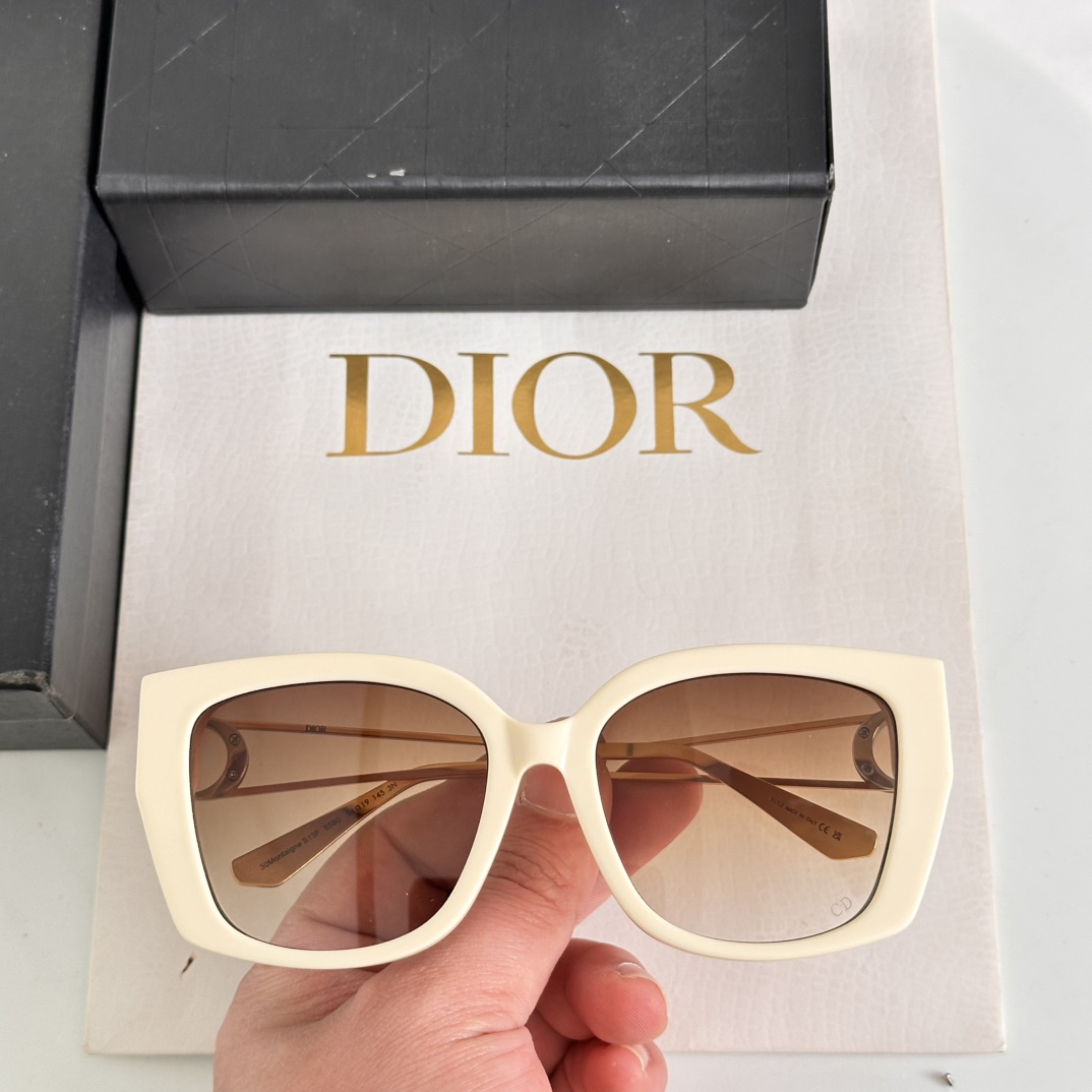 ‼️DIOR这款太阳眼镜采用正方形造型，富有都市优雅风情，提升系列格调。黑色醋酸纤维镜框，搭配金色饰面金
