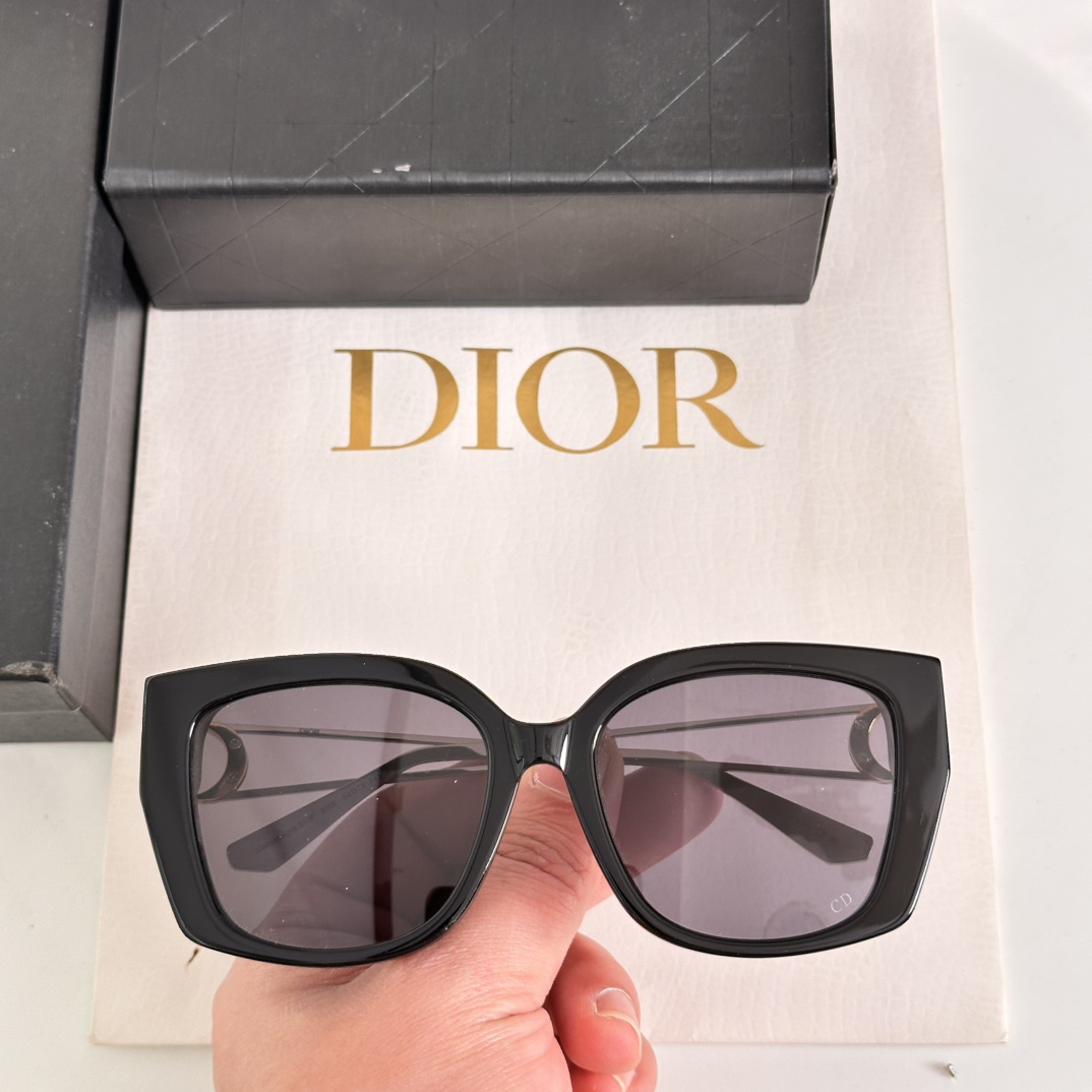 ‼️DIOR这款太阳眼镜采用正方形造型，富有都市优雅风情，提升系列格调。黑色醋酸纤维镜框，搭配金色饰面金