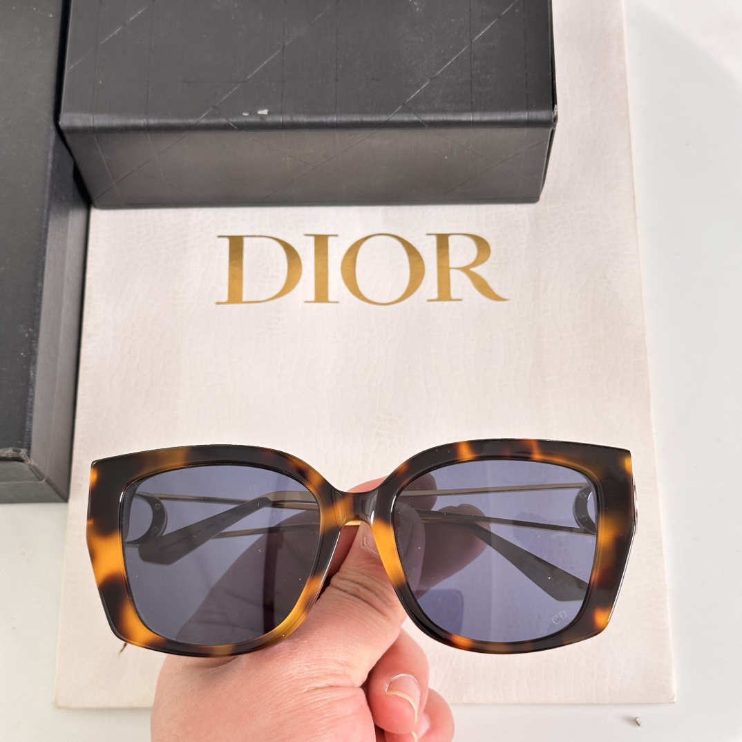 ‼️DIOR这款太阳眼镜采用正方形造型，富有都市优雅风情，提升系列格调。黑色醋酸纤维镜框，搭配金色饰面金