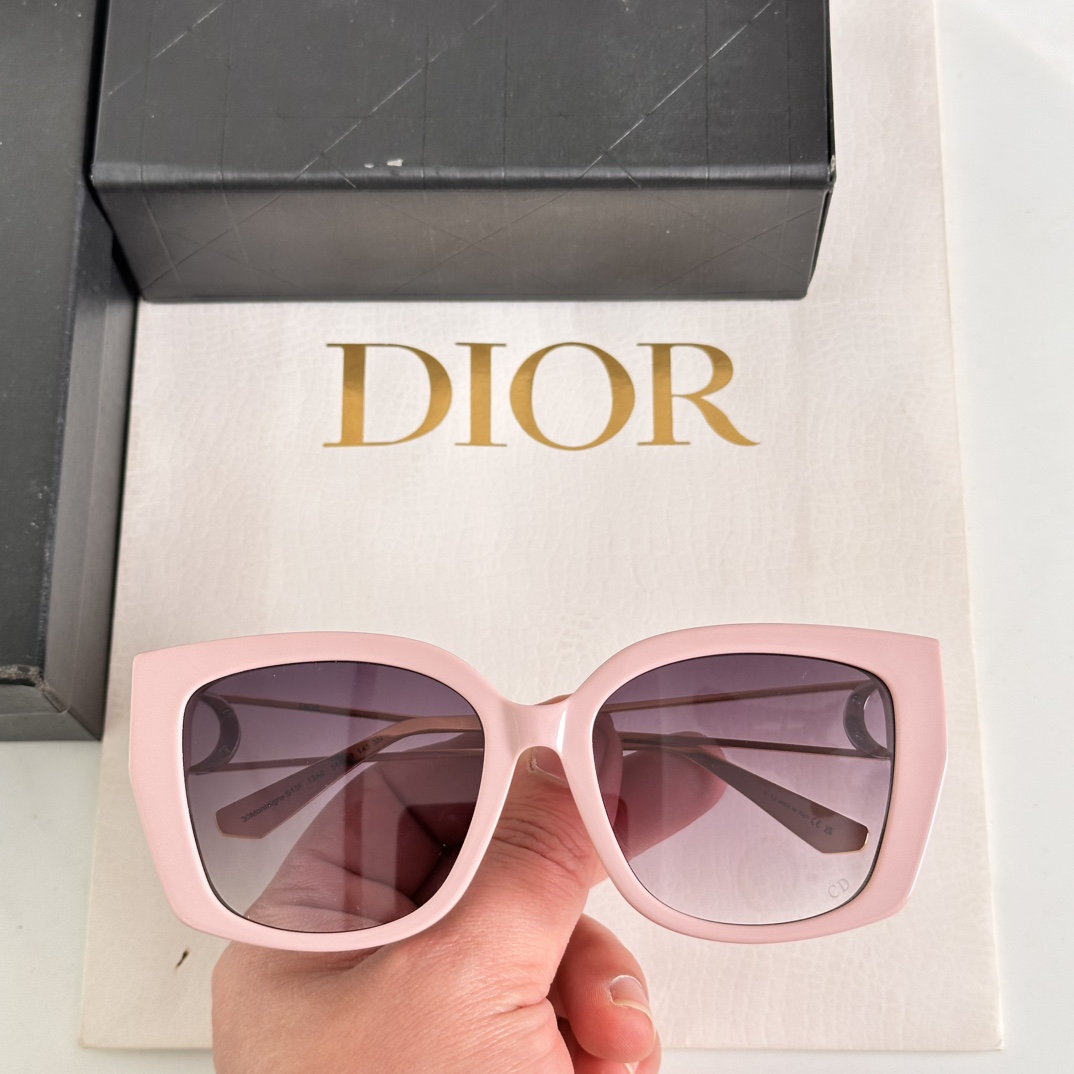 ‼️DIOR这款太阳眼镜采用正方形造型，富有都市优雅风情，提升系列格调。黑色醋酸纤维镜框，搭配金色饰面金