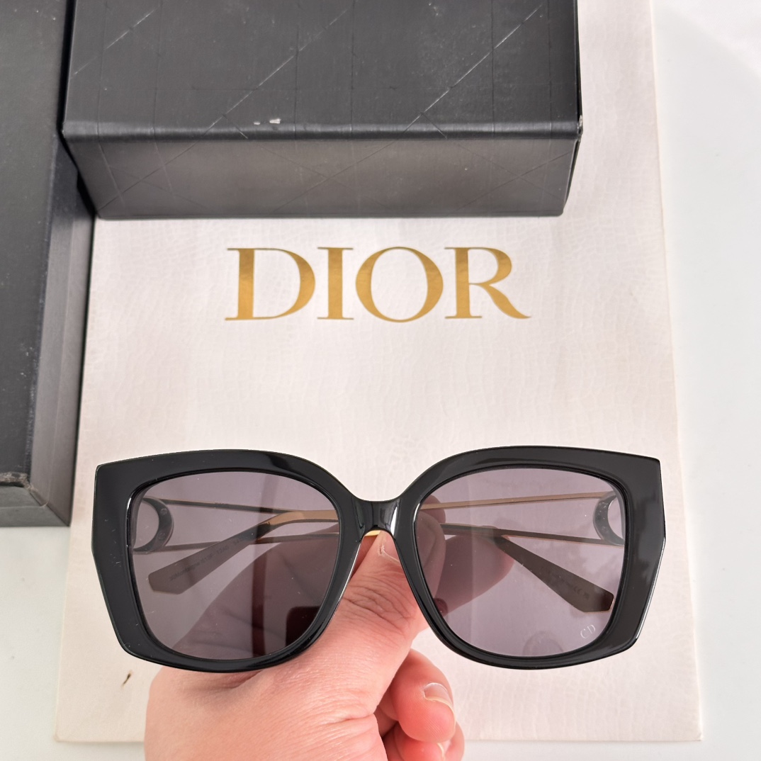 ‼️DIOR这款太阳眼镜采用正方形造型，富有都市优雅风情，提升系列格调。黑色醋酸纤维镜框，搭配金色饰面金