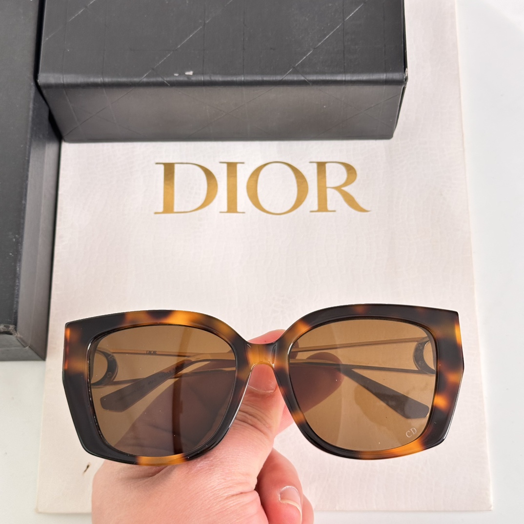 ‼️DIOR这款太阳眼镜采用正方形造型，富有都市优雅风情，提升系列格调。黑色醋酸纤维镜框，搭配金色饰面金