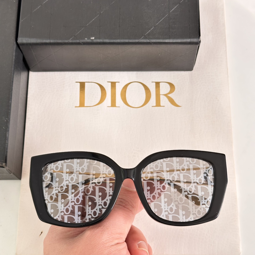 ‼️DIOR这款太阳眼镜采用正方形造型，富有都市优雅风情，提升系列格调。黑色醋酸纤维镜框，搭配金色饰面金