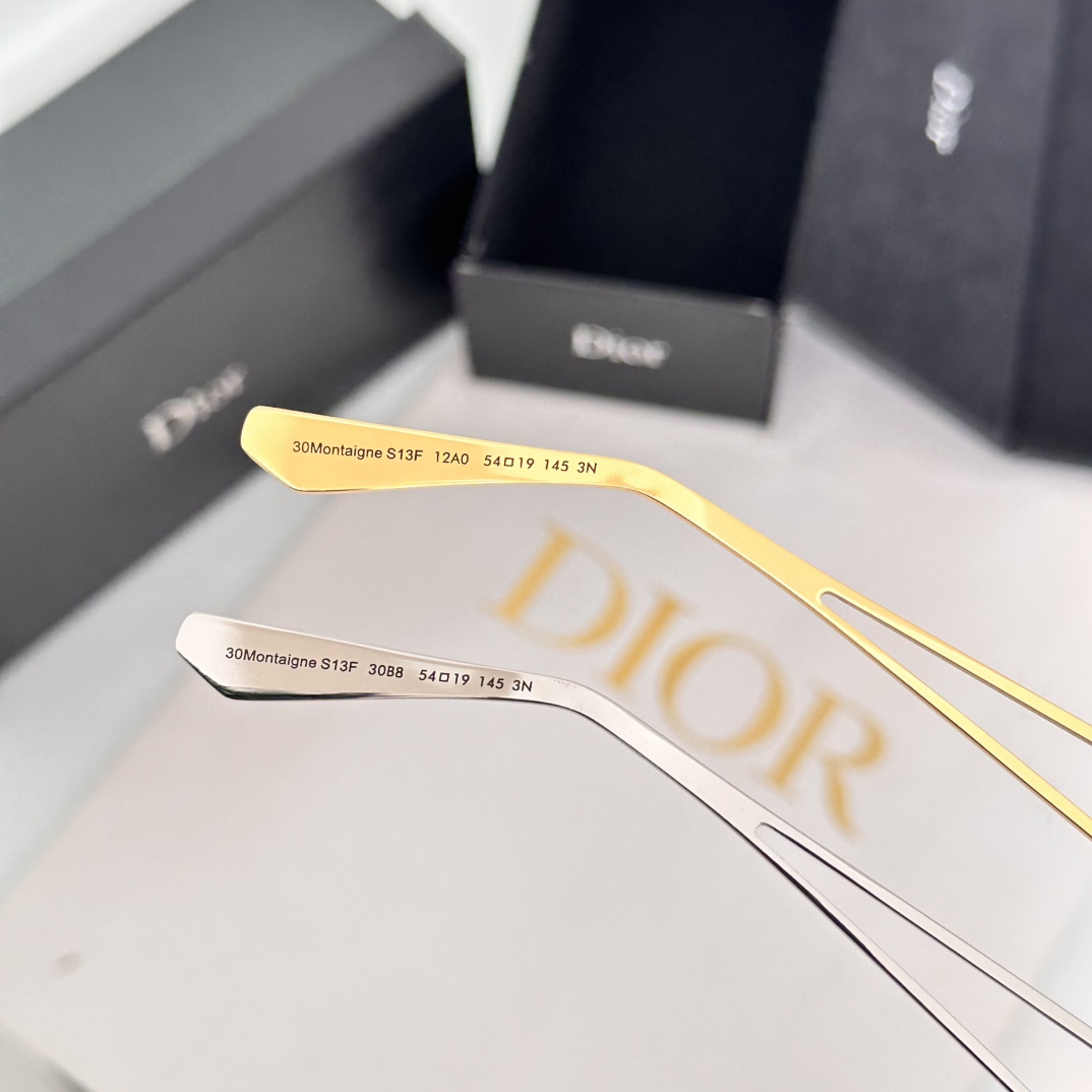 ‼️ 细节图 DIOR这款太阳眼镜采用正方形造型，富有都市优雅风情，提升系列格调。黑色醋酸纤维镜框，搭配