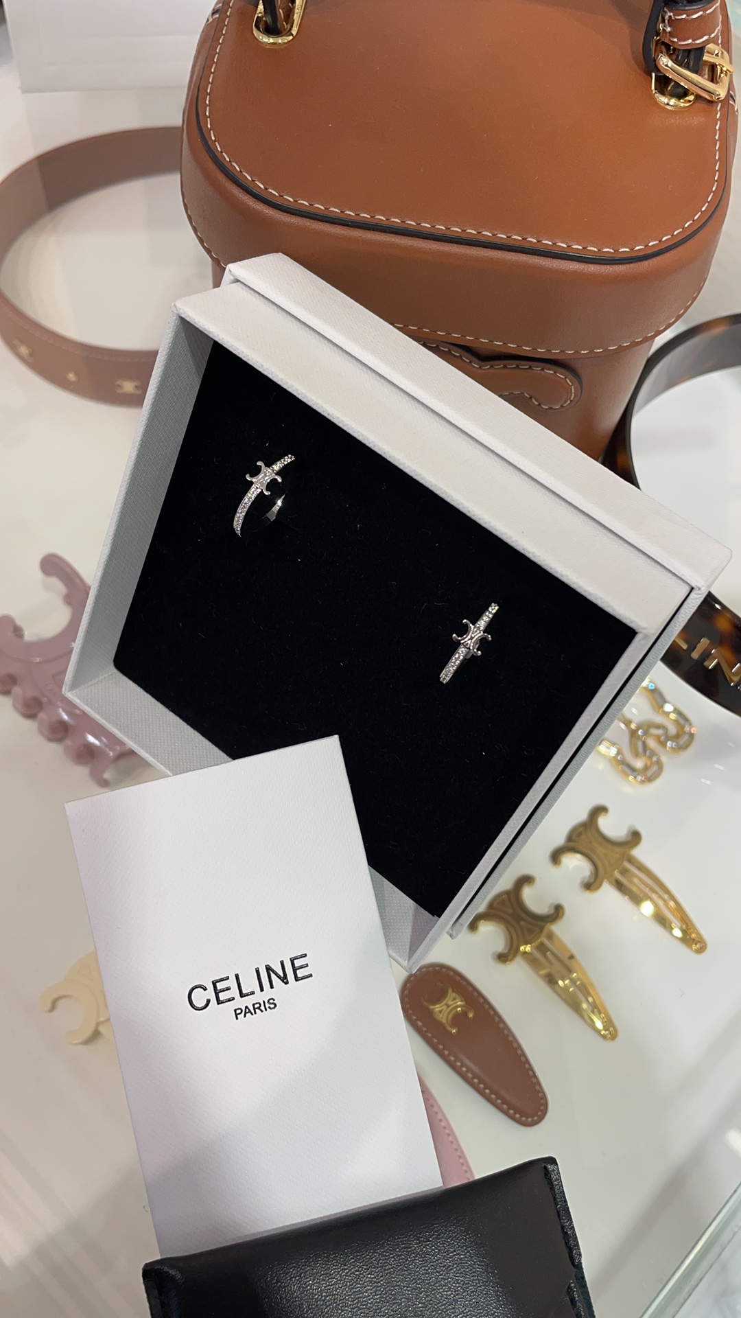 NO:632517,88180, silver earrings arrived today. 25 years new silver Arc de Triomphe full diamond earrings. Classic Arc de Triomphe logo full of diamonds. Simple and high-end. Small earring design does not pick up the face shape. Super versatile for daily use. Same brass material. Wax-set zircon. Buy and earn money. Earrings and earrings with packaging box, earrings, Cardia high-end jewelry.1986090988180,今日到货银色耳圈 25年新款银色凯旋门满钻耳环 经典凯旋门徽标满钻 简约又高级 小耳圈设计不挑脸型 日常超级百搭 z一致黄铜材质 蜡镶锆石 买到赚到 耳圈耳环耳钉带包装盒,,earrings,卡迪亚高端饰品,Jewelry